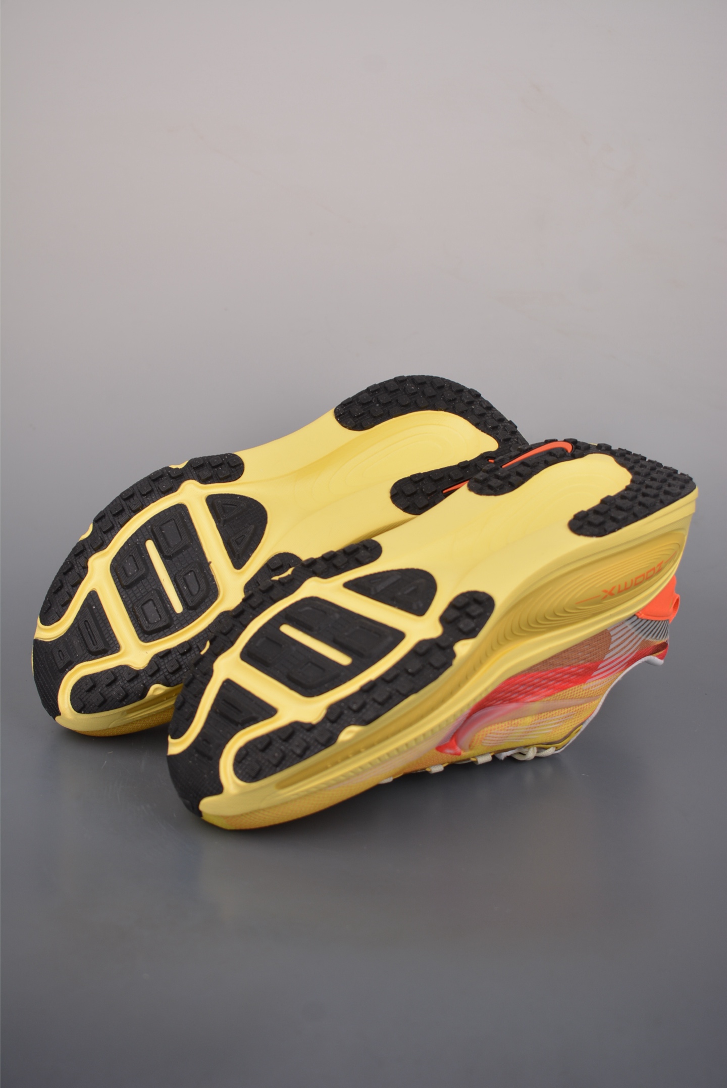 Nike Air Zoom Vomero PLUS 全新科技提前原鞋开发 运动跑鞋 IH3576-999 Nike Air Zoom Vomero PLUS 全新科技提前原鞋开发 运动跑鞋 IH3576-999