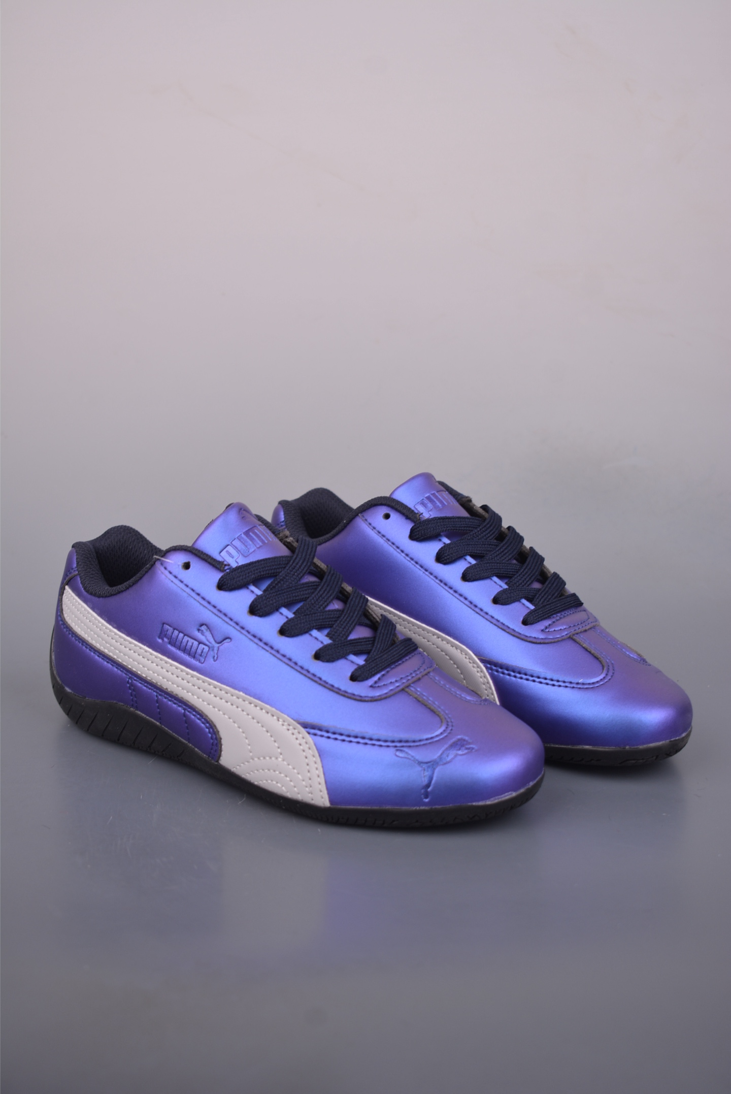 💰160 
Puma Speedcat OG Sparco 
彪马罗马阿莫尔系列 复古运动休闲赛车跑鞋 
全球知名运动品牌PUMA宝马赛车系列
融合了宝马车队的标志性配色
以趣味十足又前卫复古的设计引领潮流
将赛道精神融入街头时尚 开启前卫竞速之旅
主打前卫复古风 Roma鞋款的鞋侧以复古的流线造型 
缀以宝马经典Logo 巧妙吸睛
而Speedcat鞋款以亮眼三色条纹元素缀以舒适鞋面
赋予了独特的个性美学 演绎赛车的无尽能量
官方货号：403685 012332
尺码:  35 36 36.5 37.5 38 38.5 39 40 40.5 41 42 42.5 43 44 45