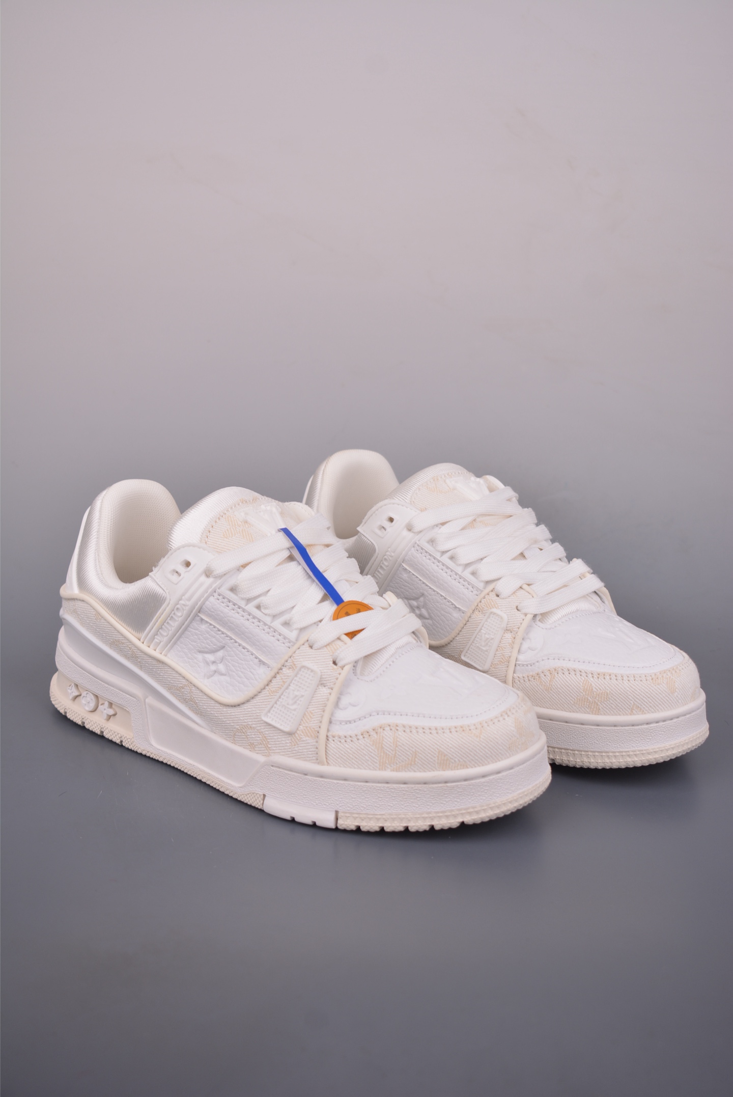 💰220
驴牌 路易威登2021s LV Trainer 限定联名
【最强性价比版本 完美清洁度】
运动鞋系列 意大利进口真皮打造
原版开模耗时研发 独立开版女鞋
各方面做工细节处理完美
原版私模大底 细节质感 无可挑剔
纯手工制作 所有细节均和原版一致
官方货号: 1526
尺码:36 37 38 39 40 41 42 43 44