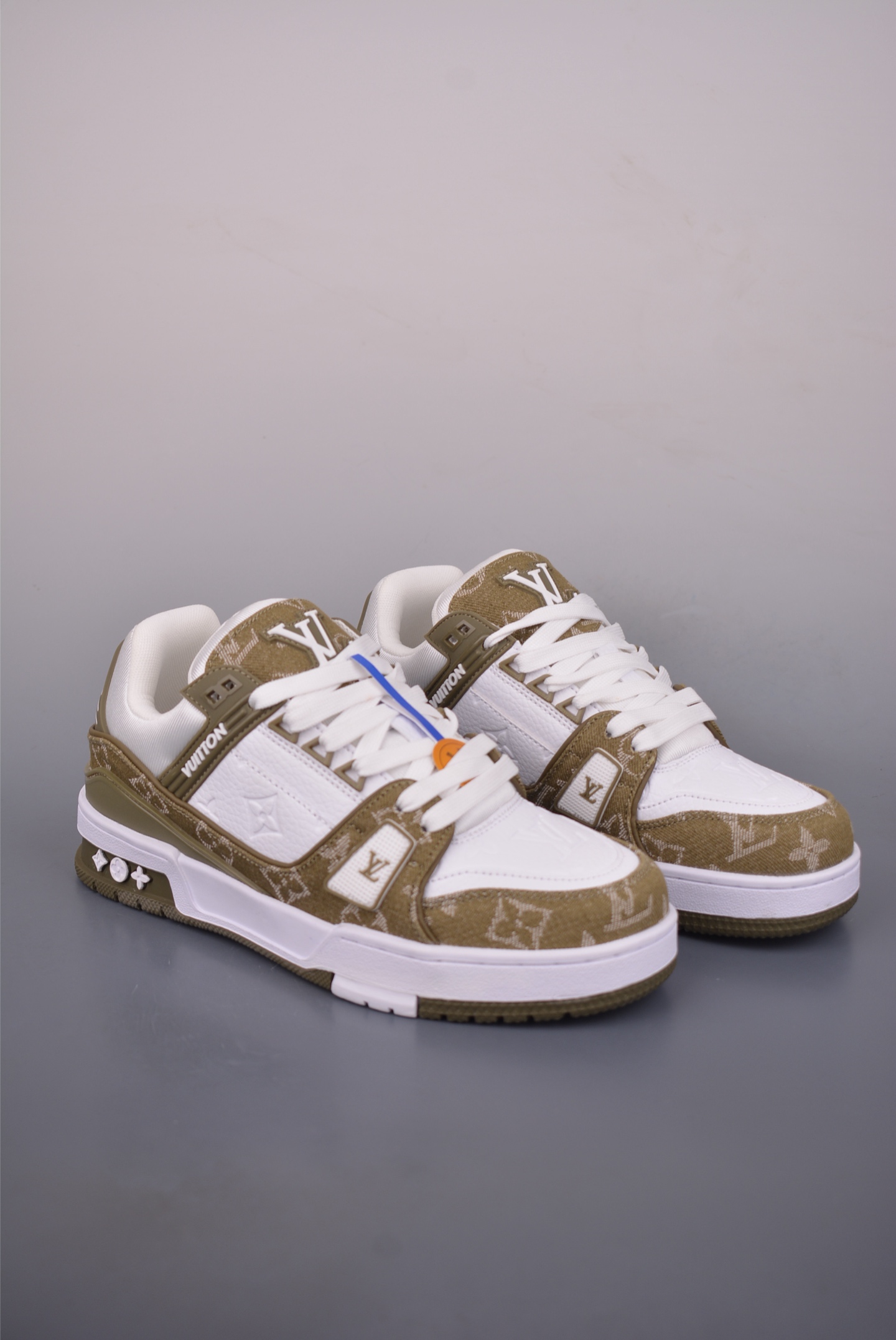 💰220
驴牌 路易威登2021s LV Trainer 限定联名
【最强性价比版本 完美清洁度】
运动鞋系列 意大利进口真皮打造
原版开模耗时研发 独立开版女鞋
各方面做工细节处理完美
原版私模大底 细节质感 无可挑剔
纯手工制作 所有细节均和原版一致
官方货号: 1526
尺码:36 37 38 39 40 41 42 43 44