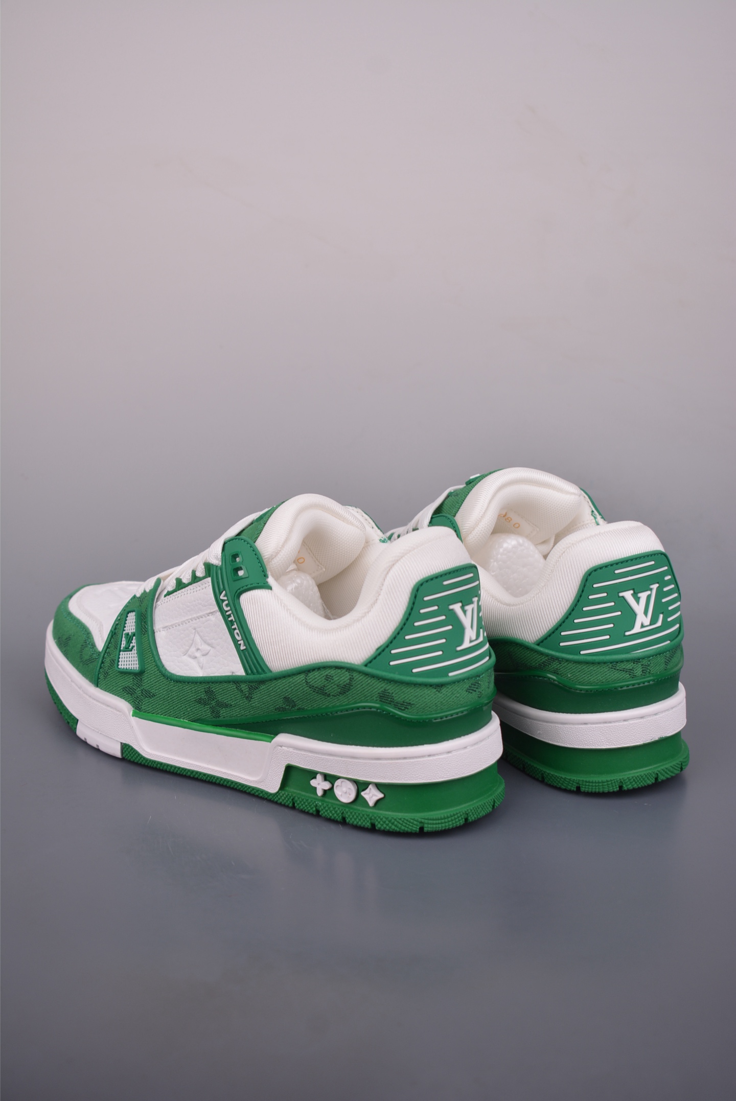 💰220
驴牌 路易威登2021s LV Trainer 限定联名
【最强性价比版本 完美清洁度】
运动鞋系列 意大利进口真皮打造
原版开模耗时研发 独立开版女鞋
各方面做工细节处理完美
原版私模大底 细节质感 无可挑剔
纯手工制作 所有细节均和原版一致
官方货号: 1526
尺码:36 37 38 39 40 41 42 43 44