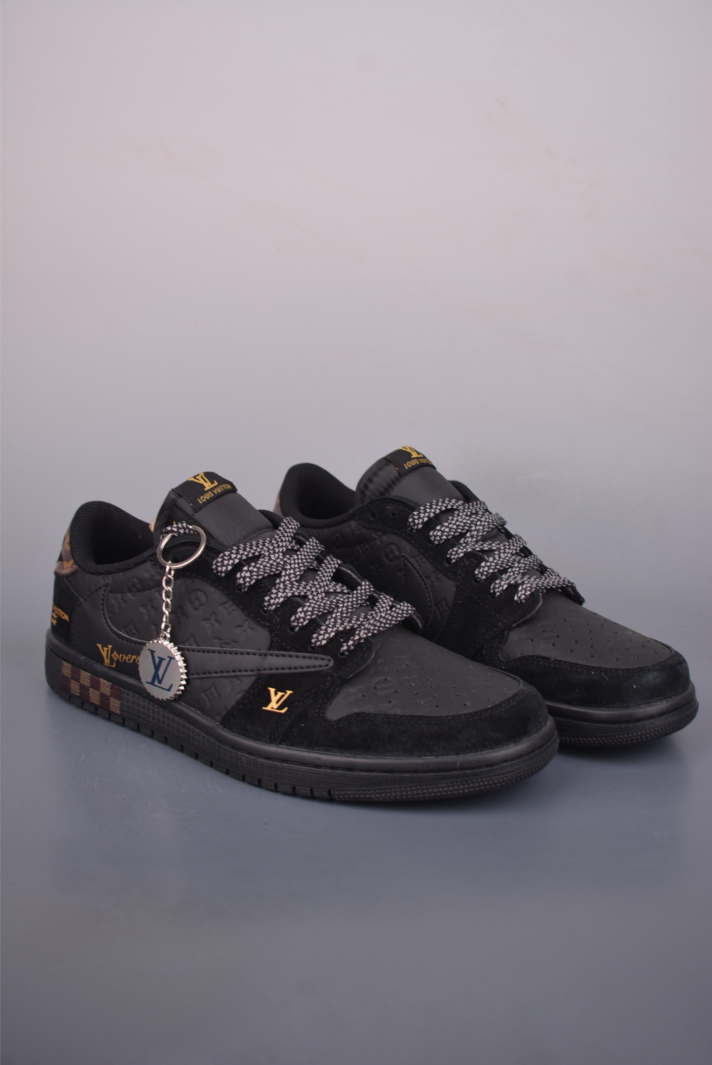 💰280 
Fragment x Travis Scott x LV
Air Jordan 1 Low 三方联名倒钩 
全新的三方联名低帮倒钩鞋面延续了黑脚趾设计，整双鞋以全荔枝皮打造，腰身搭配白色「倒勾」，再点缀上Travis Scott 标志性的Logo，后跟处以藤原浩最拿手的蓝色为主色调，完善极具Fragment Design的白蓝黑设计风格，左右脚分别以Travis Scott鬼脸和乔丹飞翼加以修饰，彰显出三方联名的奢华格调。
官方货号：DZ5899 0332226
Size：36 36.5 37.5 38 38.5 39 40 40.5 41 42 42.5 43 44 44.5 45