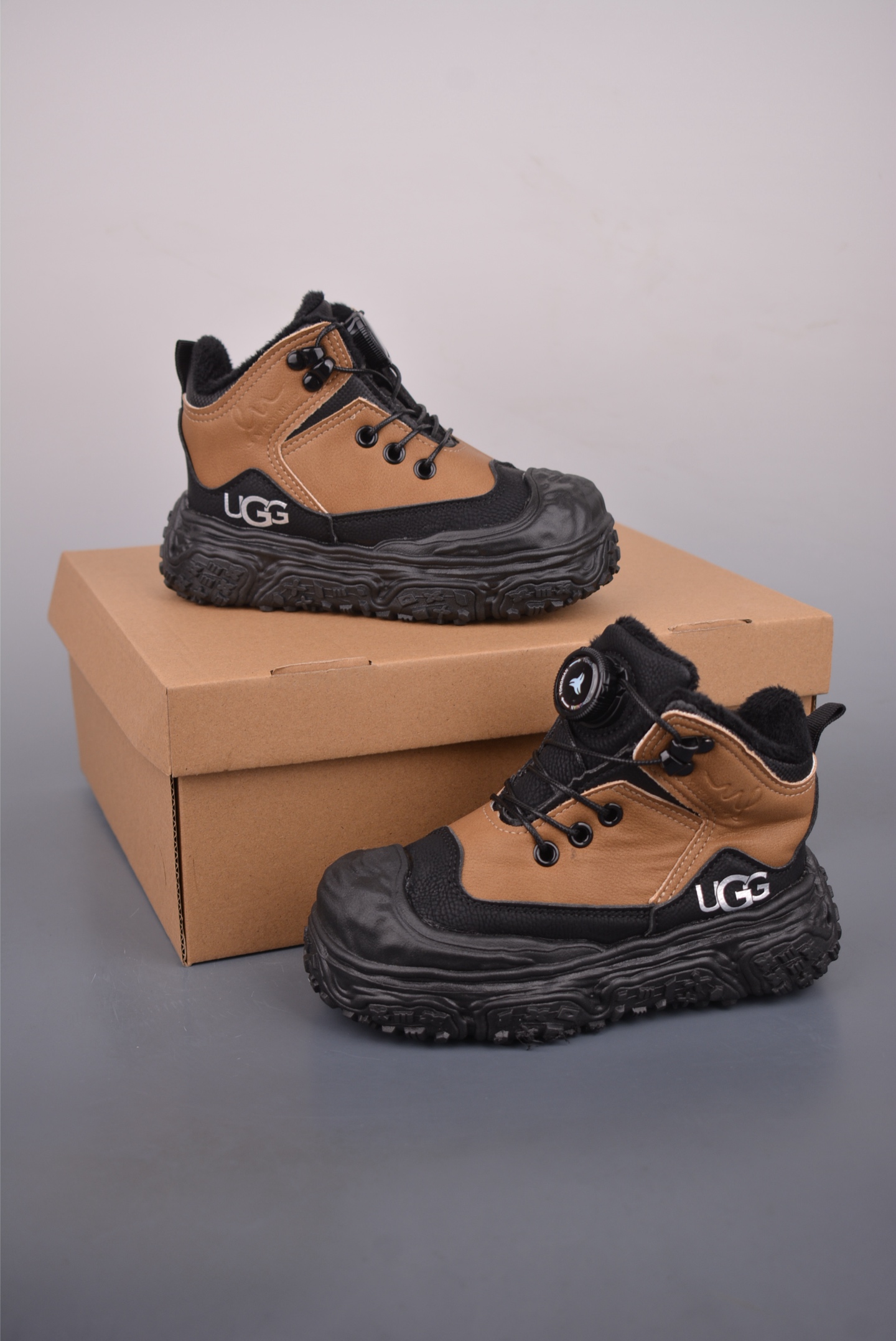 💰150
UGG 大童雪地靴 秋冬新款
加绒加厚时尚潮流棉鞋
儿童时尚 平底雪地靴
短筒防滑保暖厚底一脚蹬百搭童鞋网红短靴
官方货号: 923612415
尺码:26 27 28 29 30 31 32 33 34 35 36 37