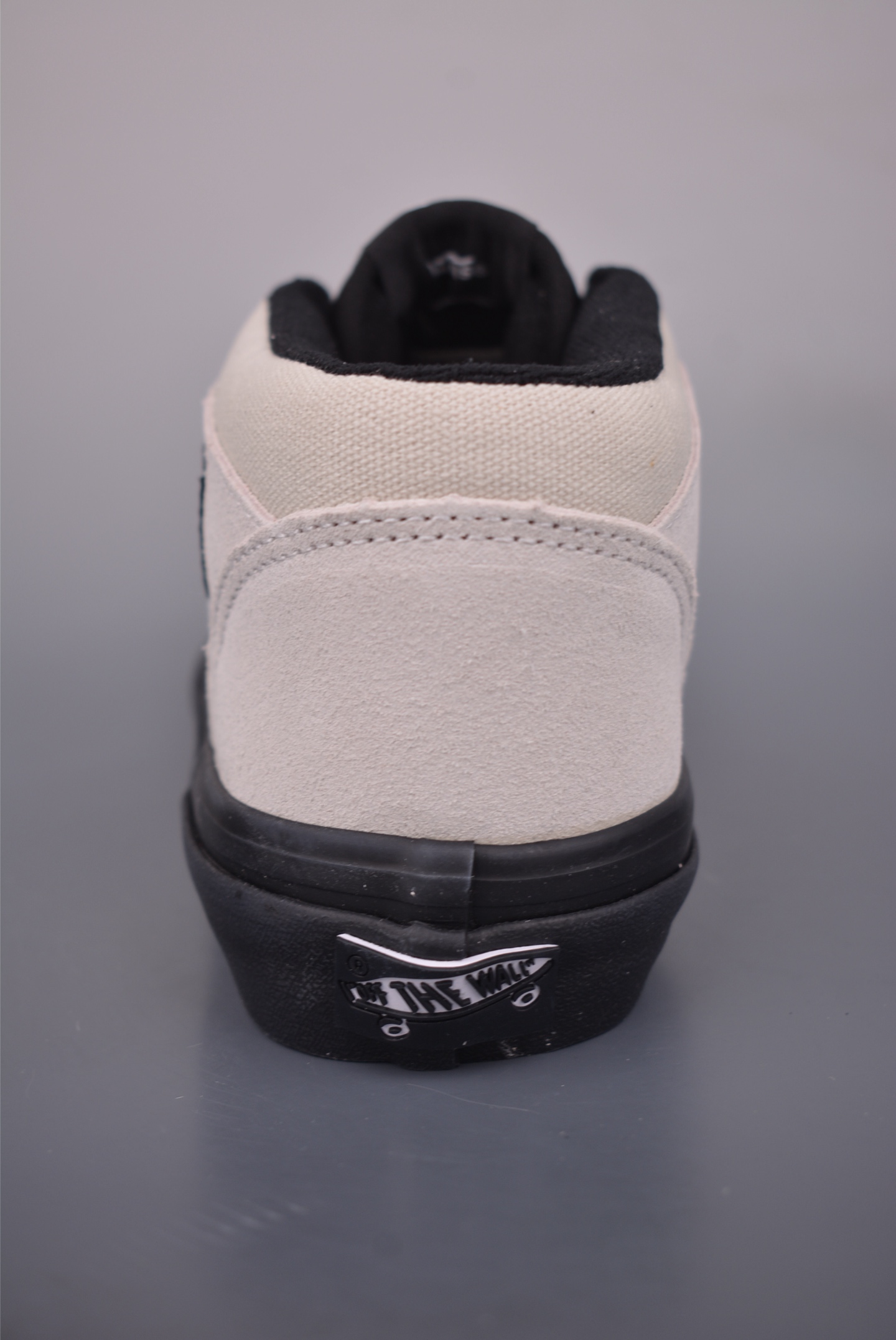 Vans Premium Half Cab 白黑 美式复古休闲中帮滑板鞋 白色麂皮 VN000CXJYB2 Vans Premium Half Cab 白黑 美式复古休闲中帮滑板鞋 白色麂皮 VN000CXJYB2