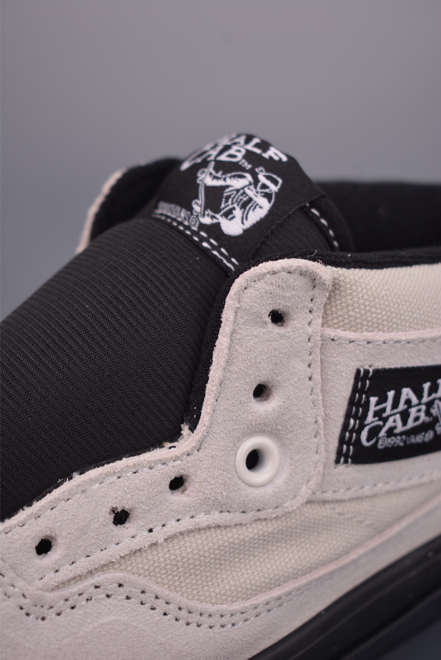 Vans Premium Half Cab 白黑 美式复古休闲中帮滑板鞋 白色麂皮 VN000CXJYB2 Vans Premium Half Cab 白黑 美式复古休闲中帮滑板鞋 白色麂皮 VN000CXJYB2