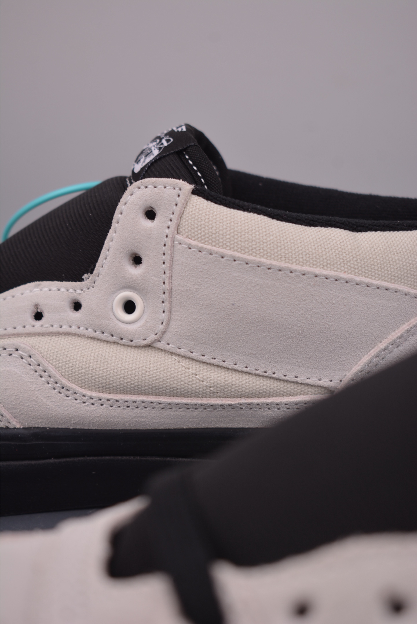 Vans Premium Half Cab 白黑 美式复古休闲中帮滑板鞋 白色麂皮 VN000CXJYB2 Vans Premium Half Cab 白黑 美式复古休闲中帮滑板鞋 白色麂皮 VN000CXJYB2