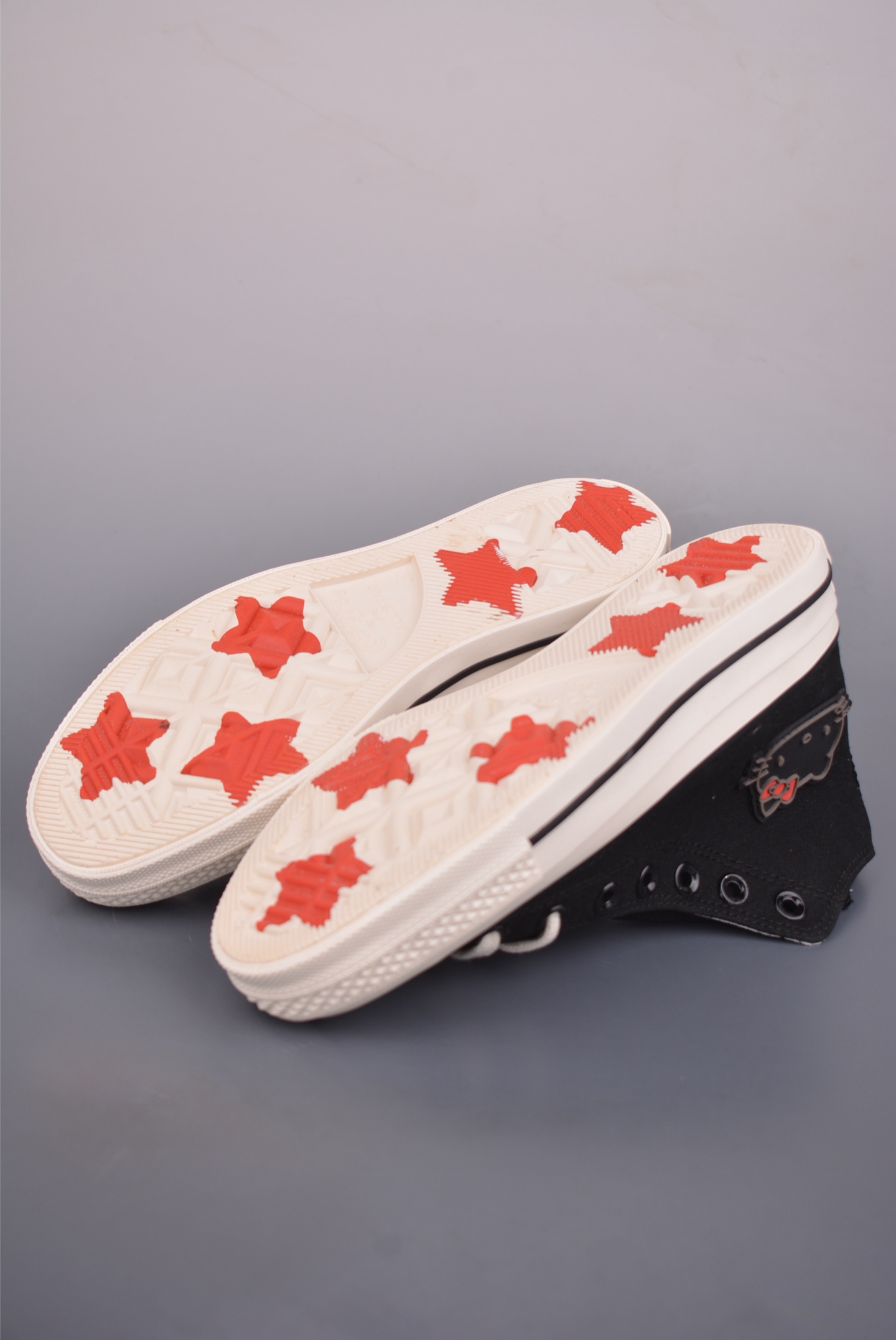 Converse x Hello Kitty 联名款 在经典1970s鞋型上采用红 163902C