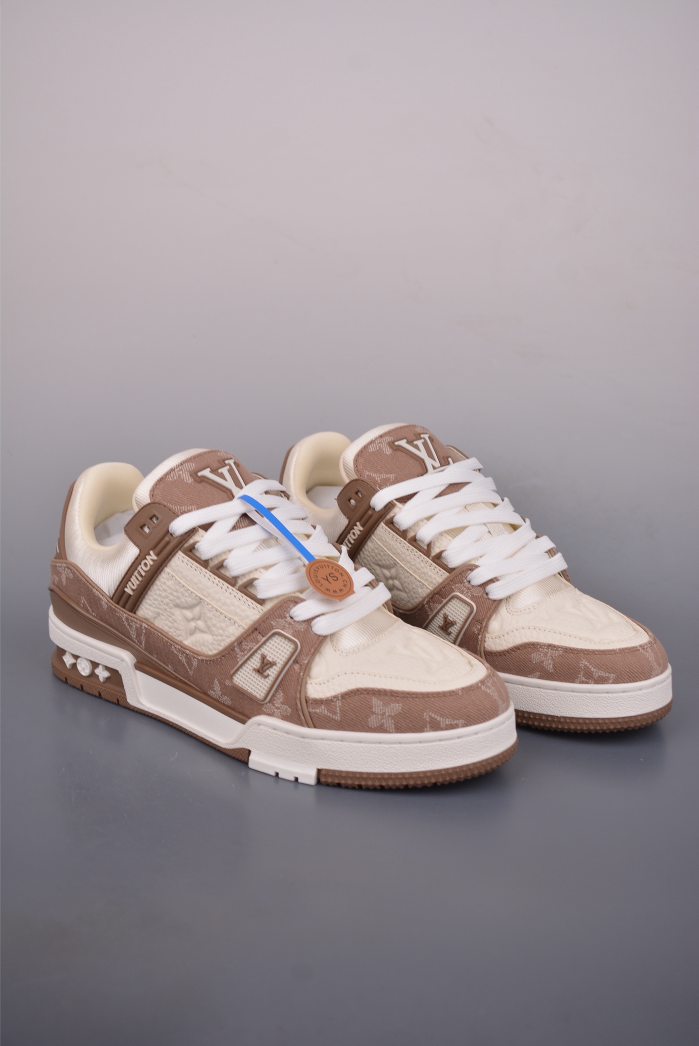 💰480 
驴家LV Trainer 路易威登魔术贴 
原版完美楦型 东莞大厂出产 
品控胜过市面百分之95 TPU大底材料
独家底磨 开发费5w+ 质感媲美原版 
密集度超高 区别于同行色泽质感 
意大利进口头层一刀切小牛皮 
皮料厚实度韧性高于市面
原版垫脚聚米微料加透气英伦网布 
都是按正品一比一打造开发 不偷半点料 不掺半点假 
细节原版一致 可对比 全包套原版包装配件 目前市面一梯队级别 
⚠市场太杂请注意混卖版本 可区别材料 版型 质感 独家包装配件 一切肉眼可见的细节
官方货号: 1622
尺码：39 40 41 42 43 44 45 46