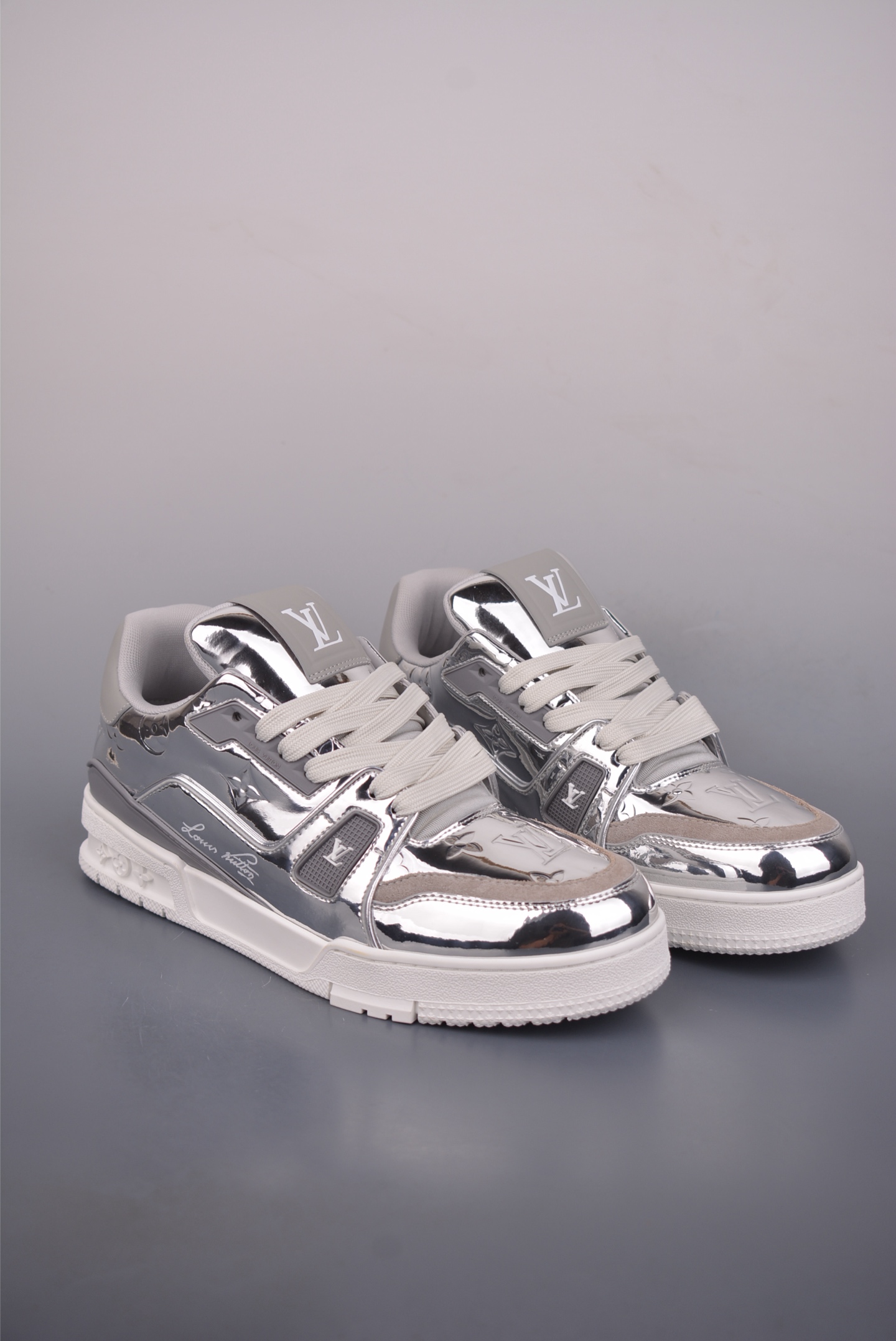 💰480 
驴家LV Trainer 路易威登魔术贴 
原版完美楦型 东莞大厂出产 
品控胜过市面百分之95 TPU大底材料
独家底磨 开发费5w+ 质感媲美原版 
密集度超高 区别于同行色泽质感 
意大利进口头层一刀切小牛皮 
皮料厚实度韧性高于市面
原版垫脚聚米微料加透气英伦网布 
都是按正品一比一打造开发 不偷半点料 不掺半点假 
细节原版一致 可对比 全包套原版包装配件 目前市面一梯队级别 
⚠市场太杂请注意混卖版本 可区别材料 版型 质感 独家包装配件 一切肉眼可见的细节
官方货号: 1622
尺码：39 40 41 42 43 44 45 46