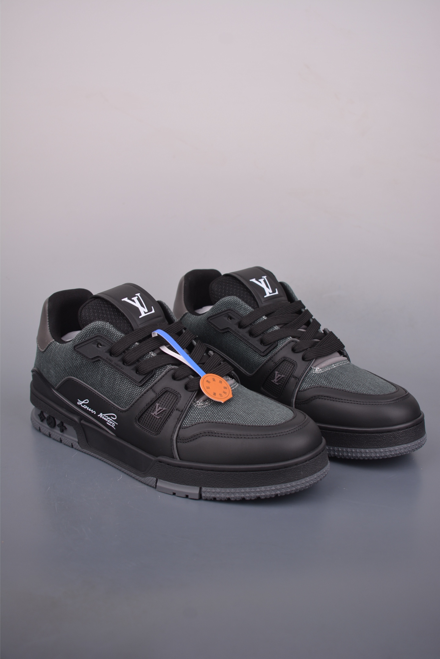 💰480 
驴家LV Trainer 路易威登魔术贴 
原版完美楦型 东莞大厂出产 
品控胜过市面百分之95 TPU大底材料
独家底磨 开发费5w+ 质感媲美原版 
密集度超高 区别于同行色泽质感 
意大利进口头层一刀切小牛皮 
皮料厚实度韧性高于市面
原版垫脚聚米微料加透气英伦网布 
都是按正品一比一打造开发 不偷半点料 不掺半点假 
细节原版一致 可对比 全包套原版包装配件 目前市面一梯队级别 
⚠市场太杂请注意混卖版本 可区别材料 版型 质感 独家包装配件 一切肉眼可见的细节
官方货号: 1622
尺码：39 40 41 42 43 44 45 46