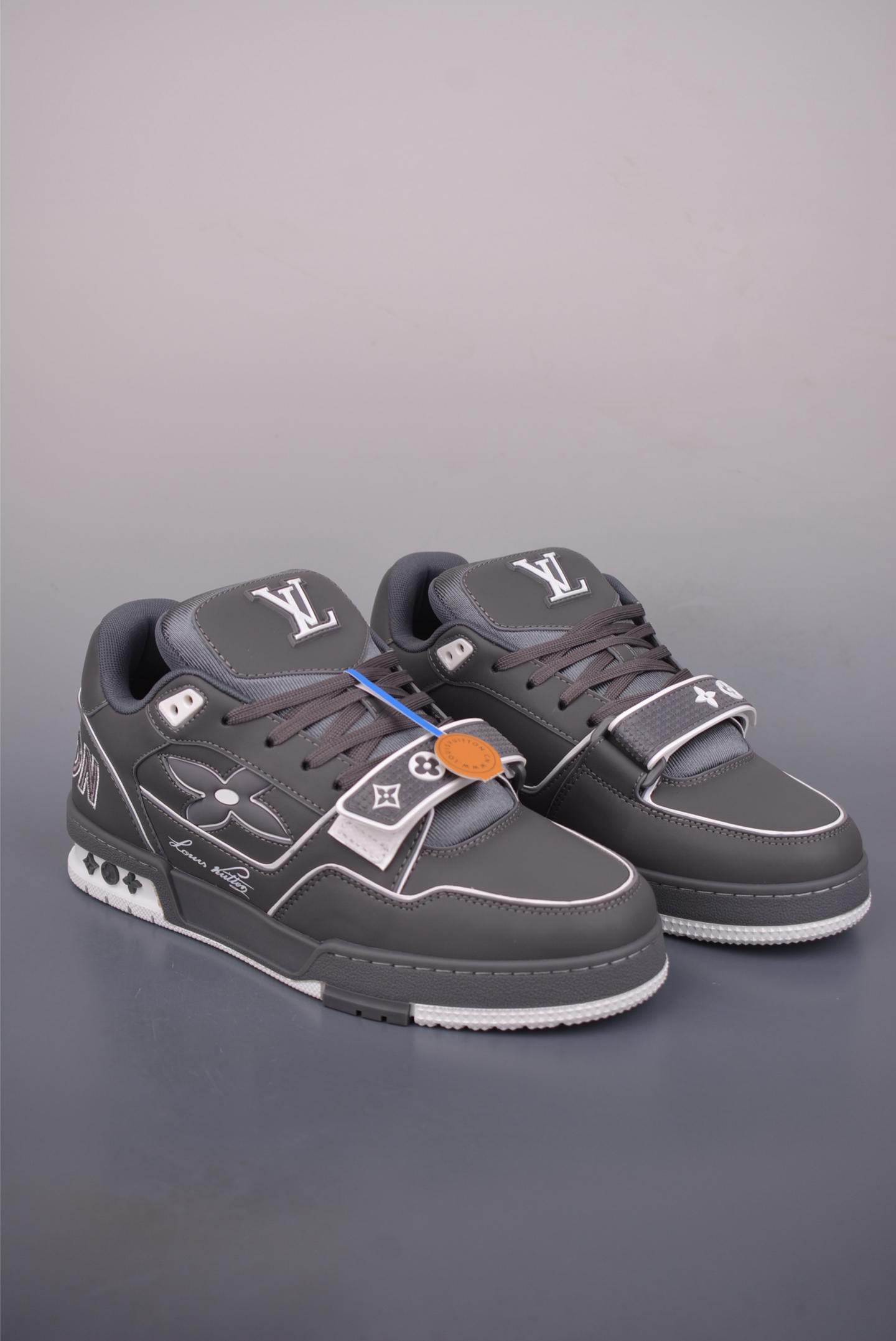 💰480 
驴家LV Trainer 路易威登魔术贴 
原版完美楦型 东莞大厂出产 
品控胜过市面百分之95 TPU大底材料
独家底磨 开发费5w+ 质感媲美原版 
密集度超高 区别于同行色泽质感 
意大利进口头层一刀切小牛皮 
皮料厚实度韧性高于市面
原版垫脚聚米微料加透气英伦网布 
都是按正品一比一打造开发 不偷半点料 不掺半点假 
细节原版一致 可对比 全包套原版包装配件 目前市面一梯队级别 
⚠市场太杂请注意混卖版本 可区别材料 版型 质感 独家包装配件 一切肉眼可见的细节
官方货号: 1622
尺码：39 40 41 42 43 44 45 46