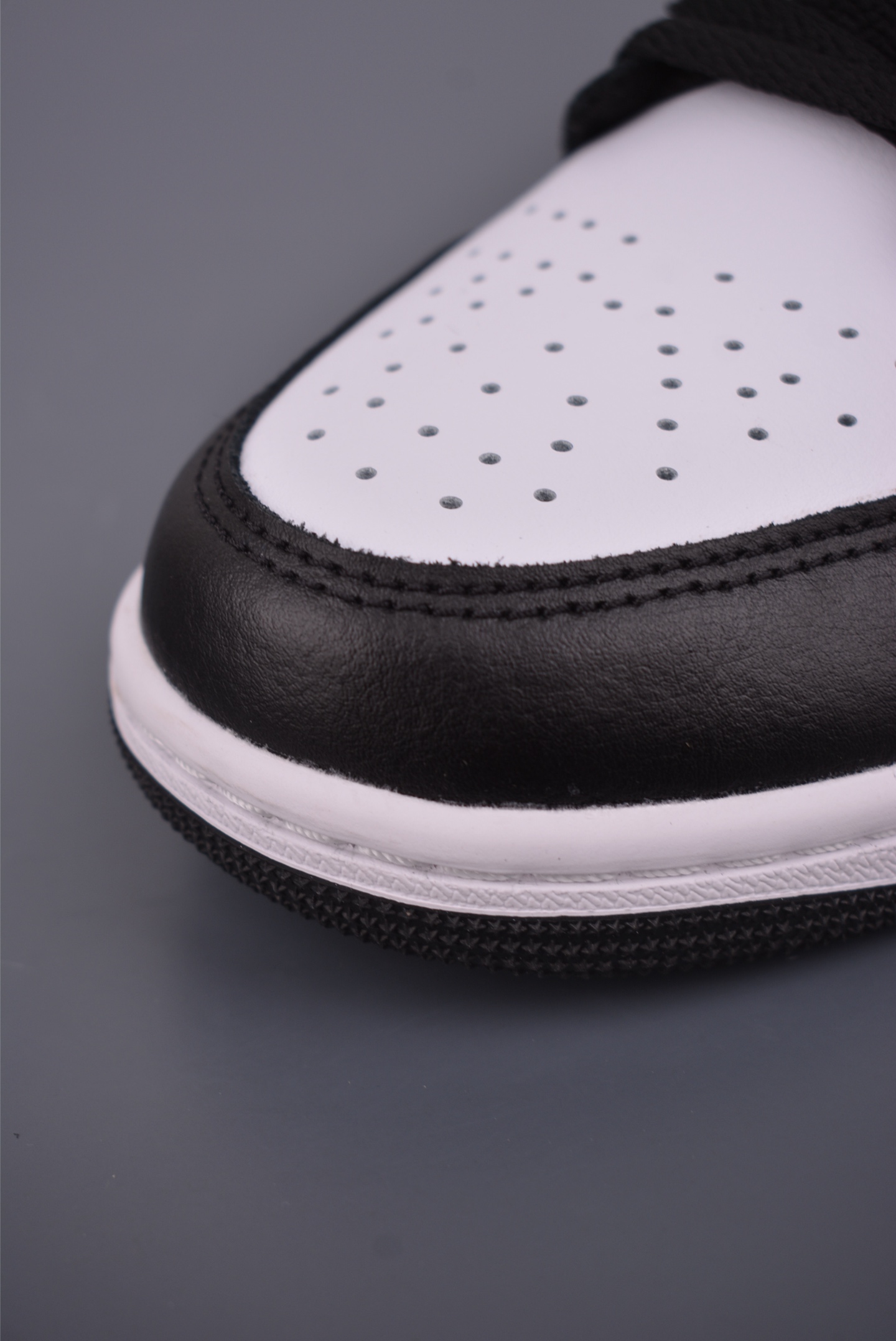 原装裸鞋级 市面最高工艺产物 Air Jordan 1 Low白黑棕 IO3393-010-High Quatity Cheap Brand wholesale wholesaler seller Clothes Bags handbags Sneakers Top Fashion Clothing Shoes from China Factory Chinese suppliers best Quality Beautiful Price 原装裸鞋级 市面最高工艺产物 Air Jordan 1 Low白黑棕 IO3393-010