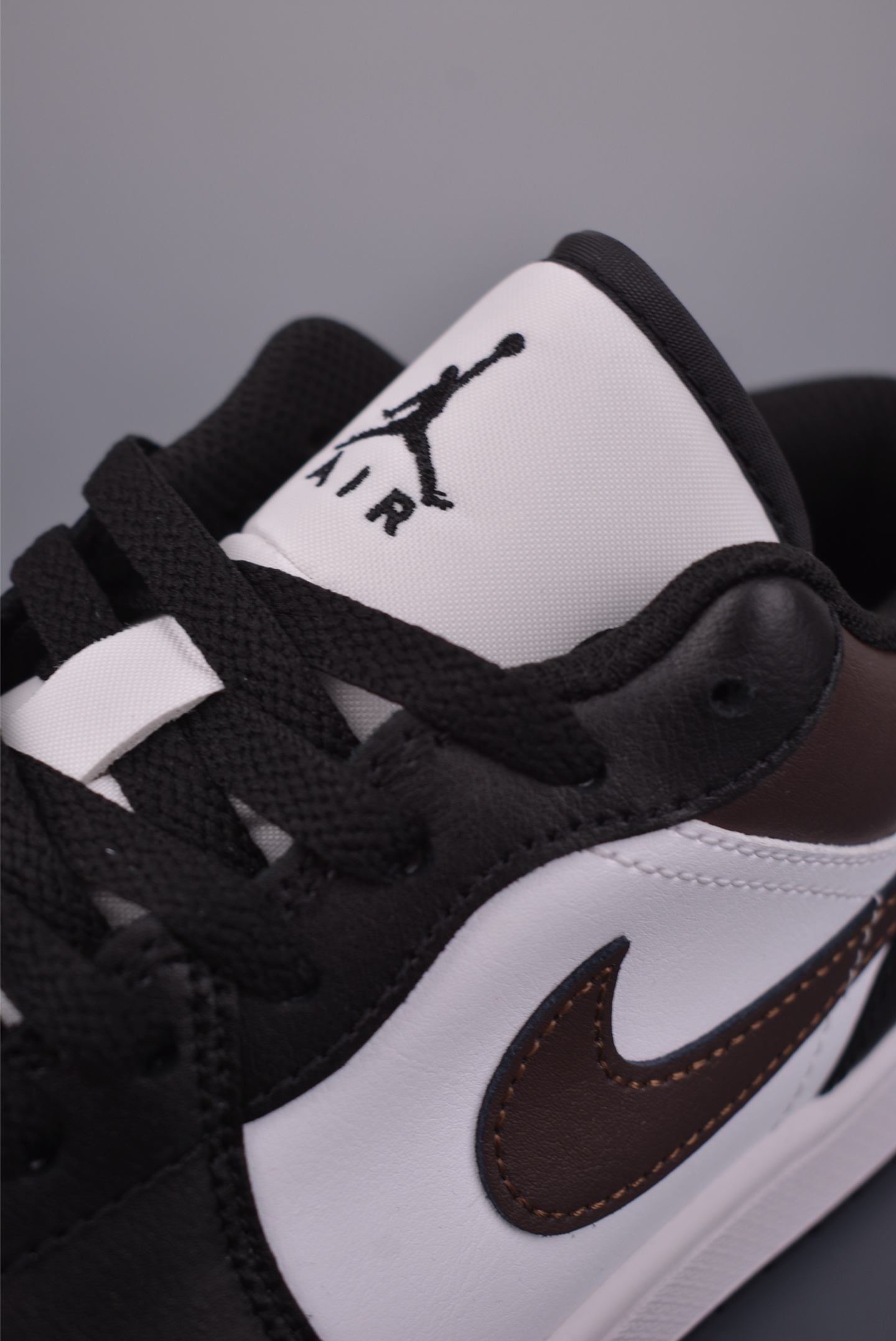 原装裸鞋级 市面最高工艺产物 Air Jordan 1 Low白黑棕 IO3393-010-High Quatity Cheap Brand wholesale wholesaler seller Clothes Bags handbags Sneakers Top Fashion Clothing Shoes from China Factory Chinese suppliers best Quality Beautiful Price 原装裸鞋级 市面最高工艺产物 Air Jordan 1 Low白黑棕 IO3393-010