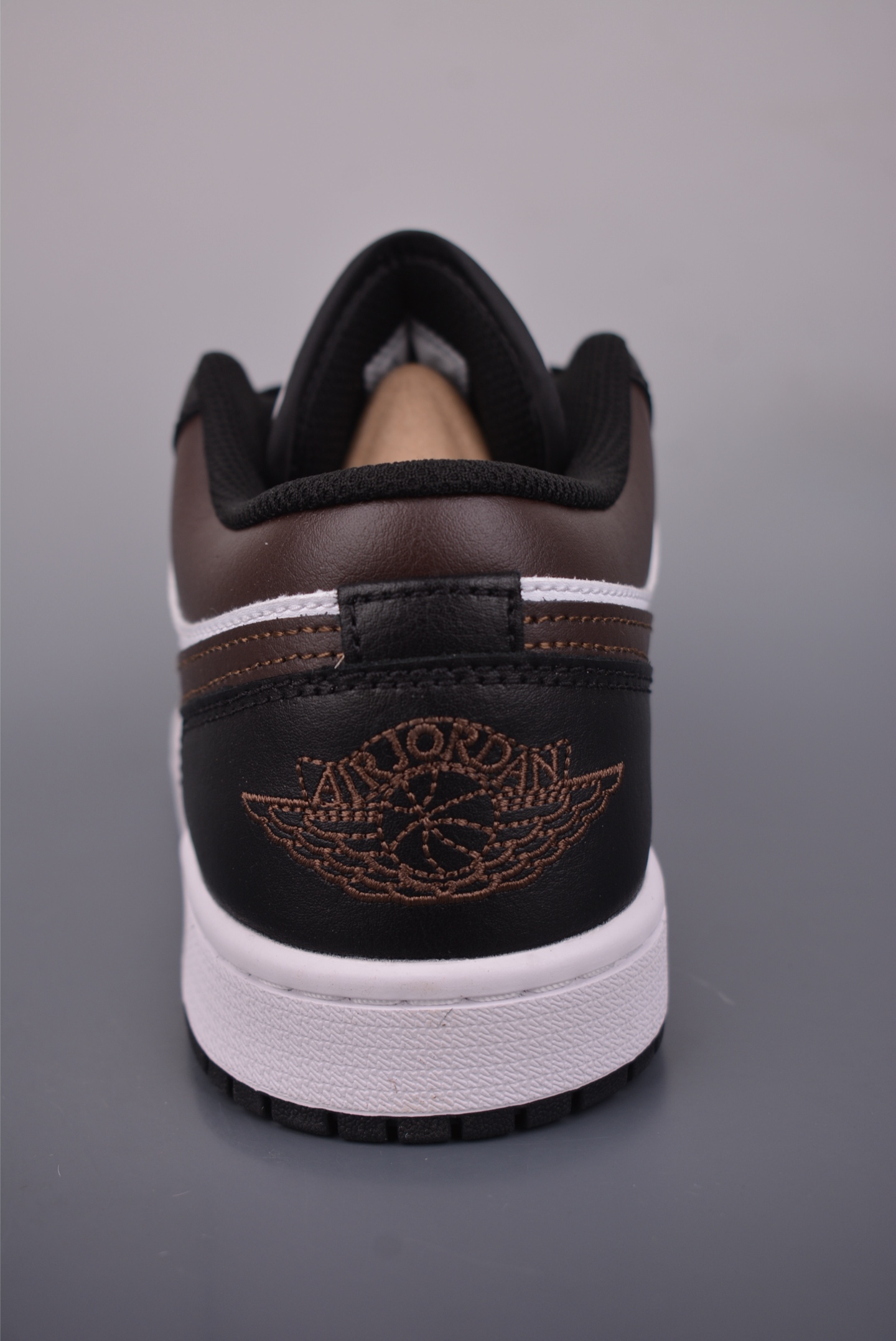 原装裸鞋级 市面最高工艺产物 Air Jordan 1 Low白黑棕 IO3393-010-High Quatity Cheap Brand wholesale wholesaler seller Clothes Bags handbags Sneakers Top Fashion Clothing Shoes from China Factory Chinese suppliers best Quality Beautiful Price 原装裸鞋级 市面最高工艺产物 Air Jordan 1 Low白黑棕 IO3393-010