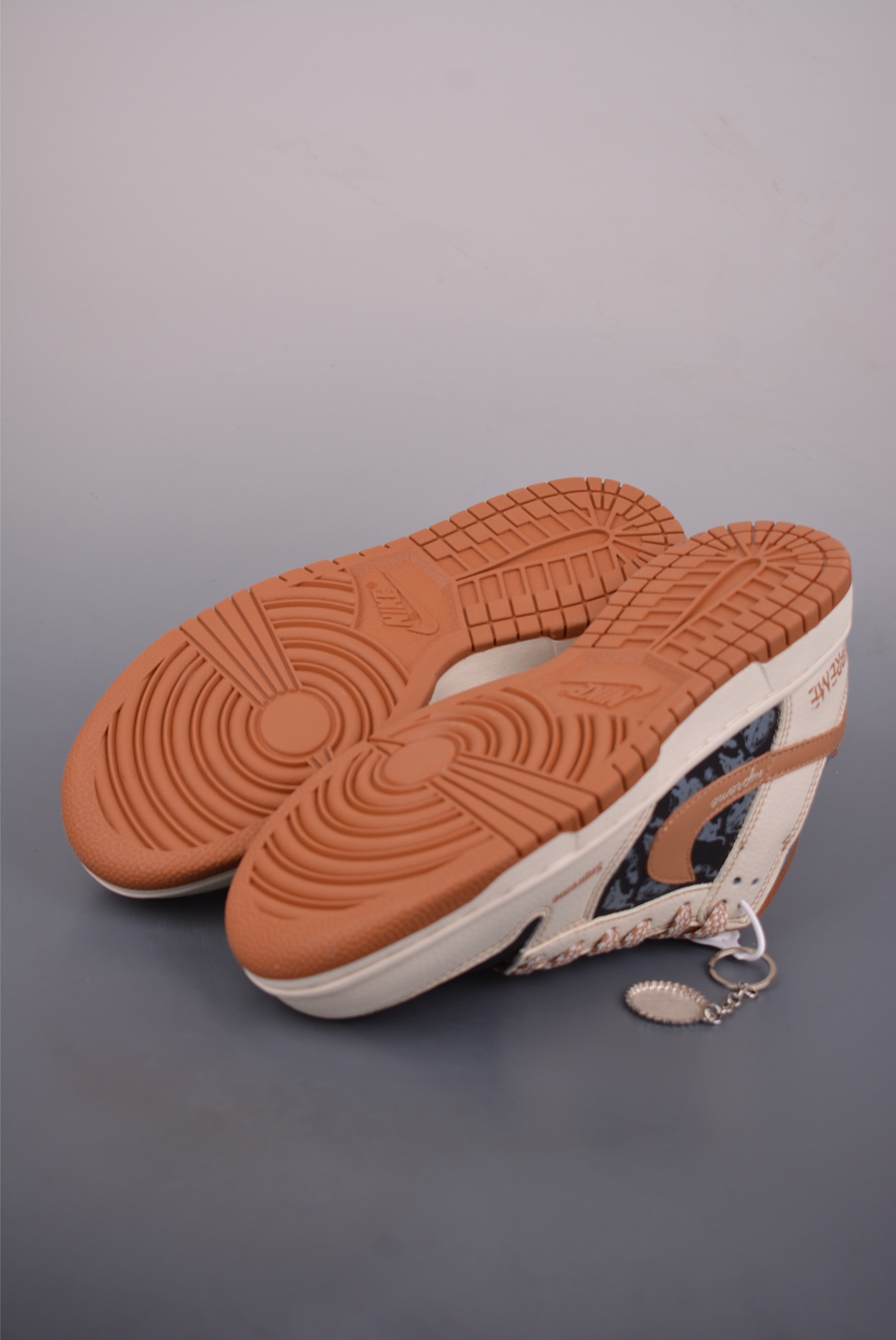 Nike SB Dunk Low Supreme联名 DD1988-006