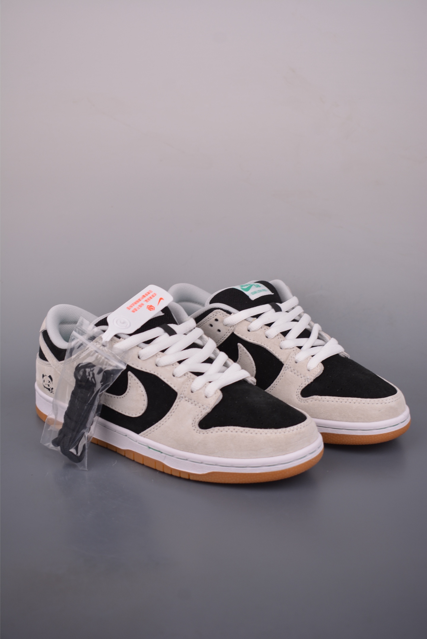 💰200
Nike SB Dunk Low
纯原大厂出品 极力推荐
原装头层材料 独家版型蒸餾加工
帶來的是更好的视觉和脚感体验
大厂纯原品质出货 清洁度
电绣工艺 皮料切割干净无任何毛边 细节完美
官方货号: HF3704 0011635
尺码:36 36.5 37.5 38 38.5 39 40 40.5 41 42 42.5 43 44 44.5 45