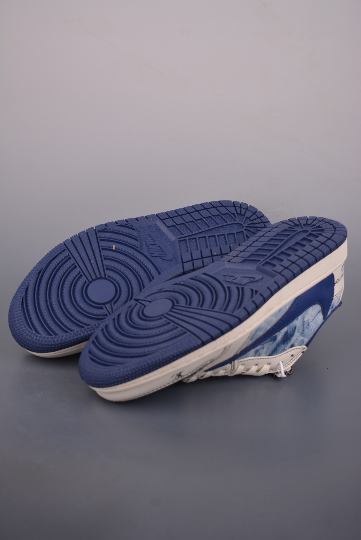  💰360 纯原版 可退换
Fragment x Travis Scott x FENDI
Air Jordan 1 Low 三方联名倒钩 
全新的三方联名低帮倒钩鞋面延续了黑脚趾设计，整双鞋以全荔枝皮打造，腰身搭配白色「倒勾」，再点缀上Travis Scott 标志性的Logo，后跟处以藤原浩最拿手的蓝色为主色调，完善极具Fragment Design的白蓝黑设计风格，左右脚分别以Travis Scott鬼脸和乔丹飞翼加以修饰，彰显出三方联名的奢华格调。
官方货号：LD2028 0462226
Size：36 36.5 37.5 38 38.5 39 40 40.5 41 42 42.5 43 44 44.5 45 46 47.5