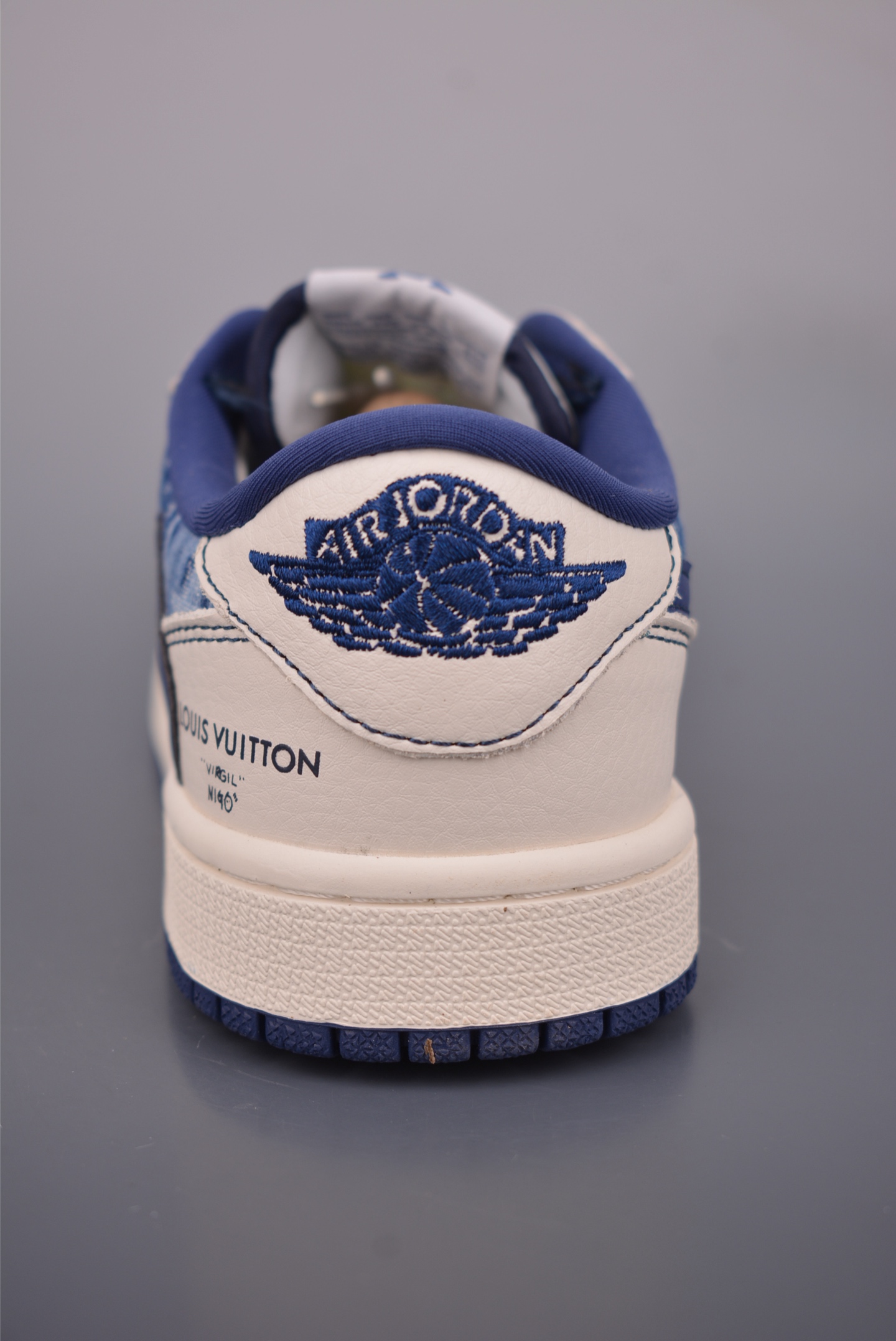  💰360 纯原版 可退换
Fragment x Travis Scott x FENDI
Air Jordan 1 Low 三方联名倒钩 
全新的三方联名低帮倒钩鞋面延续了黑脚趾设计，整双鞋以全荔枝皮打造，腰身搭配白色「倒勾」，再点缀上Travis Scott 标志性的Logo，后跟处以藤原浩最拿手的蓝色为主色调，完善极具Fragment Design的白蓝黑设计风格，左右脚分别以Travis Scott鬼脸和乔丹飞翼加以修饰，彰显出三方联名的奢华格调。
官方货号：LD2028 0462226
Size：36 36.5 37.5 38 38.5 39 40 40.5 41 42 42.5 43 44 44.5 45 46 47.5