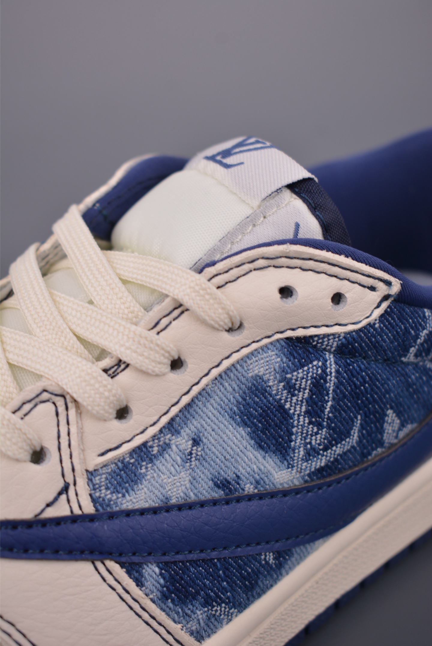  💰360 纯原版 可退换
Fragment x Travis Scott x FENDI
Air Jordan 1 Low 三方联名倒钩 
全新的三方联名低帮倒钩鞋面延续了黑脚趾设计，整双鞋以全荔枝皮打造，腰身搭配白色「倒勾」，再点缀上Travis Scott 标志性的Logo，后跟处以藤原浩最拿手的蓝色为主色调，完善极具Fragment Design的白蓝黑设计风格，左右脚分别以Travis Scott鬼脸和乔丹飞翼加以修饰，彰显出三方联名的奢华格调。
官方货号：LD2028 0462226
Size：36 36.5 37.5 38 38.5 39 40 40.5 41 42 42.5 43 44 44.5 45 46 47.5