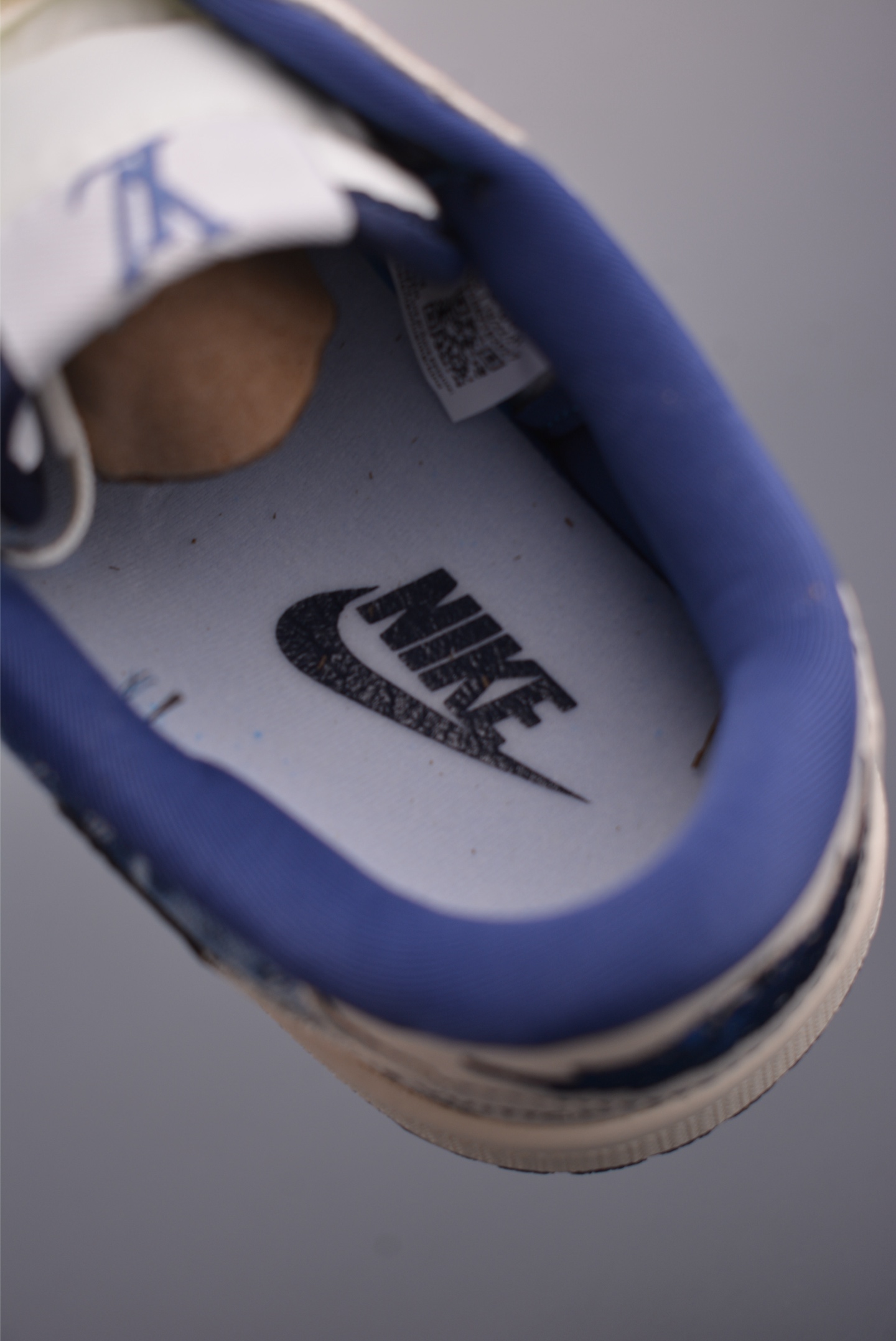  💰360 纯原版 可退换
Fragment x Travis Scott x FENDI
Air Jordan 1 Low 三方联名倒钩 
全新的三方联名低帮倒钩鞋面延续了黑脚趾设计，整双鞋以全荔枝皮打造，腰身搭配白色「倒勾」，再点缀上Travis Scott 标志性的Logo，后跟处以藤原浩最拿手的蓝色为主色调，完善极具Fragment Design的白蓝黑设计风格，左右脚分别以Travis Scott鬼脸和乔丹飞翼加以修饰，彰显出三方联名的奢华格调。
官方货号：LD2028 0462226
Size：36 36.5 37.5 38 38.5 39 40 40.5 41 42 42.5 43 44 44.5 45 46 47.5