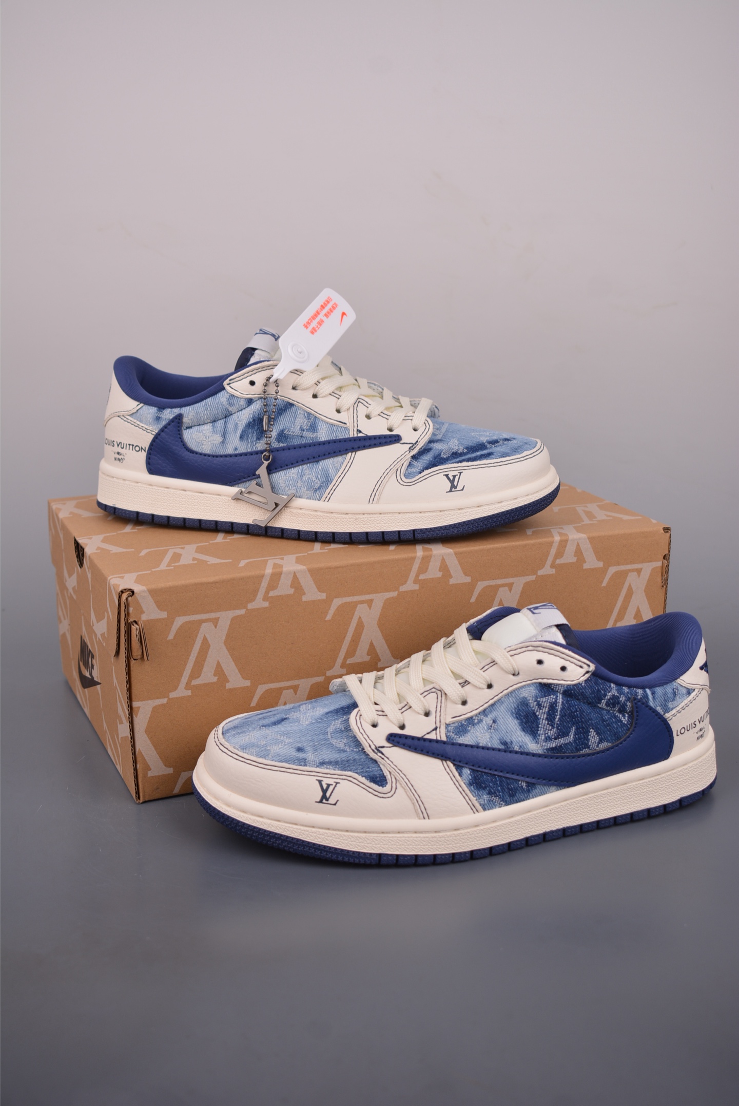  💰360 纯原版 可退换
Fragment x Travis Scott x FENDI
Air Jordan 1 Low 三方联名倒钩 
全新的三方联名低帮倒钩鞋面延续了黑脚趾设计，整双鞋以全荔枝皮打造，腰身搭配白色「倒勾」，再点缀上Travis Scott 标志性的Logo，后跟处以藤原浩最拿手的蓝色为主色调，完善极具Fragment Design的白蓝黑设计风格，左右脚分别以Travis Scott鬼脸和乔丹飞翼加以修饰，彰显出三方联名的奢华格调。
官方货号：LD2028 0462226
Size：36 36.5 37.5 38 38.5 39 40 40.5 41 42 42.5 43 44 44.5 45 46 47.5