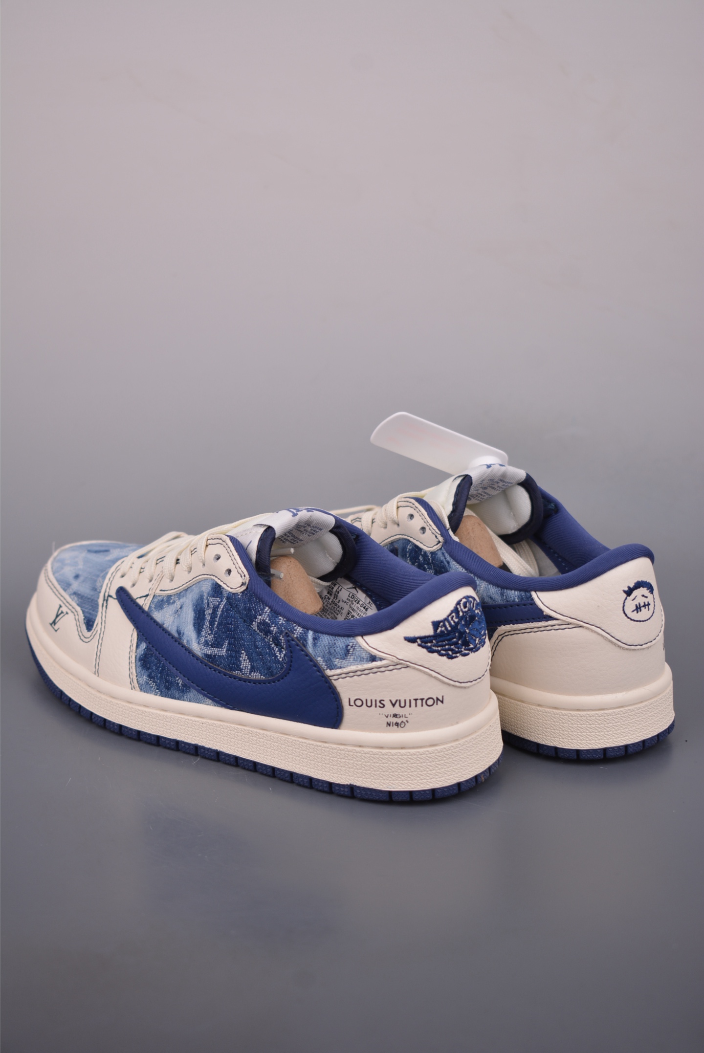  💰360 纯原版 可退换
Fragment x Travis Scott x FENDI
Air Jordan 1 Low 三方联名倒钩 
全新的三方联名低帮倒钩鞋面延续了黑脚趾设计，整双鞋以全荔枝皮打造，腰身搭配白色「倒勾」，再点缀上Travis Scott 标志性的Logo，后跟处以藤原浩最拿手的蓝色为主色调，完善极具Fragment Design的白蓝黑设计风格，左右脚分别以Travis Scott鬼脸和乔丹飞翼加以修饰，彰显出三方联名的奢华格调。
官方货号：LD2028 0462226
Size：36 36.5 37.5 38 38.5 39 40 40.5 41 42 42.5 43 44 44.5 45 46 47.5