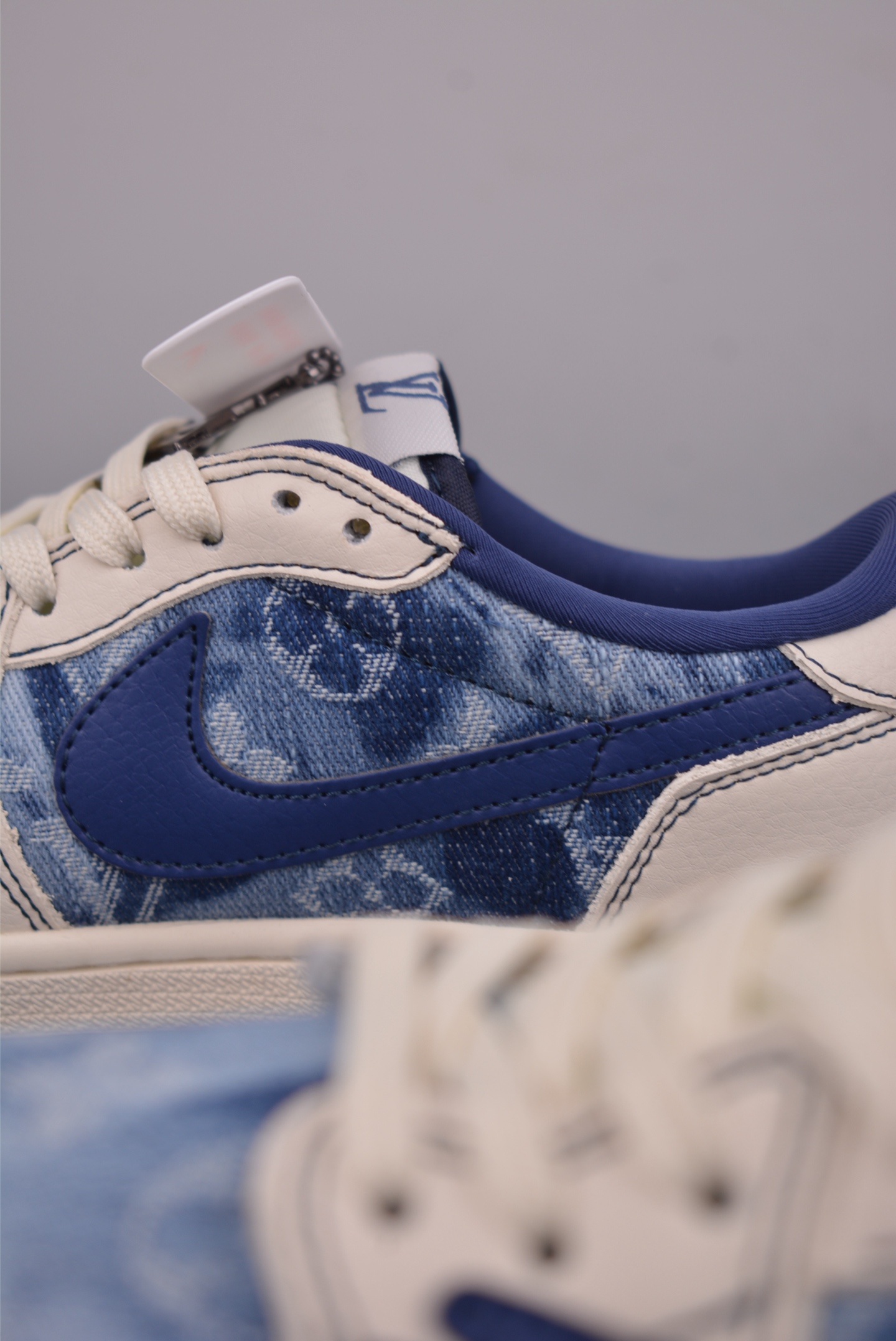  💰360 纯原版 可退换
Fragment x Travis Scott x FENDI
Air Jordan 1 Low 三方联名倒钩 
全新的三方联名低帮倒钩鞋面延续了黑脚趾设计，整双鞋以全荔枝皮打造，腰身搭配白色「倒勾」，再点缀上Travis Scott 标志性的Logo，后跟处以藤原浩最拿手的蓝色为主色调，完善极具Fragment Design的白蓝黑设计风格，左右脚分别以Travis Scott鬼脸和乔丹飞翼加以修饰，彰显出三方联名的奢华格调。
官方货号：LD2028 0462226
Size：36 36.5 37.5 38 38.5 39 40 40.5 41 42 42.5 43 44 44.5 45 46 47.5