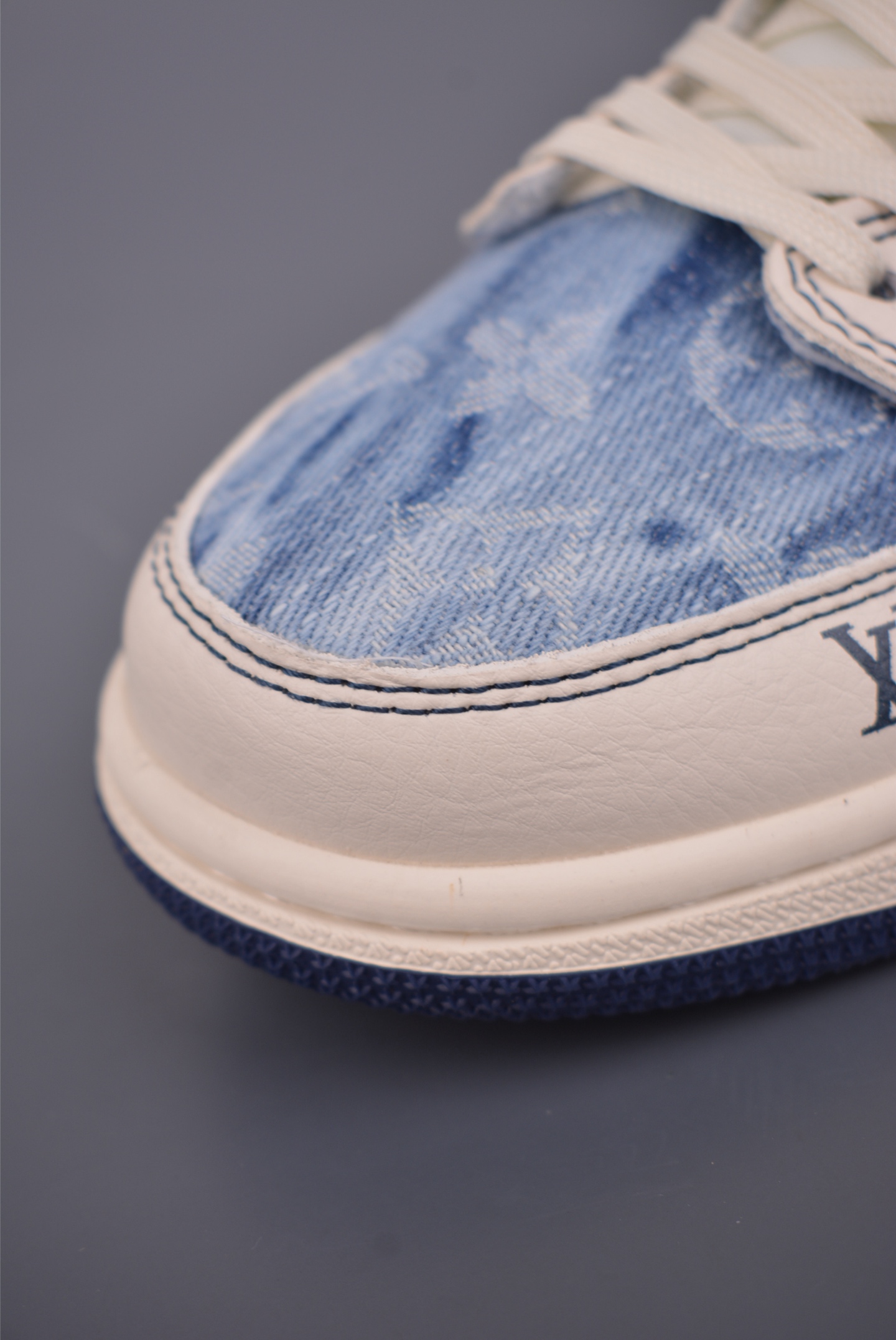  💰360 纯原版 可退换
Fragment x Travis Scott x FENDI
Air Jordan 1 Low 三方联名倒钩 
全新的三方联名低帮倒钩鞋面延续了黑脚趾设计，整双鞋以全荔枝皮打造，腰身搭配白色「倒勾」，再点缀上Travis Scott 标志性的Logo，后跟处以藤原浩最拿手的蓝色为主色调，完善极具Fragment Design的白蓝黑设计风格，左右脚分别以Travis Scott鬼脸和乔丹飞翼加以修饰，彰显出三方联名的奢华格调。
官方货号：LD2028 0462226
Size：36 36.5 37.5 38 38.5 39 40 40.5 41 42 42.5 43 44 44.5 45 46 47.5