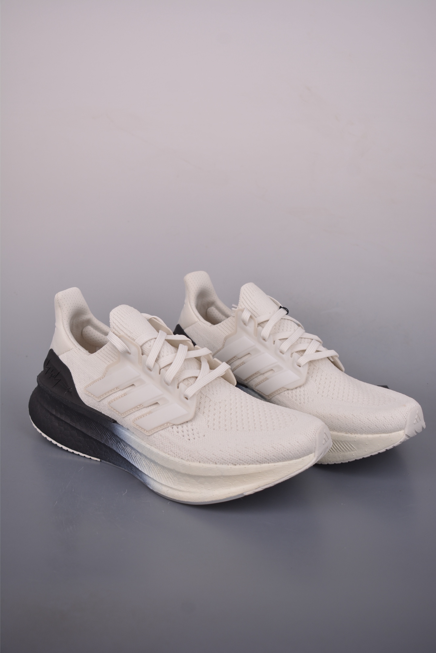 Y-3 ULTRABOOST 5 联名款 缓震运动休闲轻便透气跑步鞋 采用adidas PRIMEKNIT鞋面 裹脚舒适 搭载BOOST技术 为运动添舒适 还搭载Linear Energy Push系统 旨在增加前掌和中足结构感 穿着舒适 官方货号:JR66483137