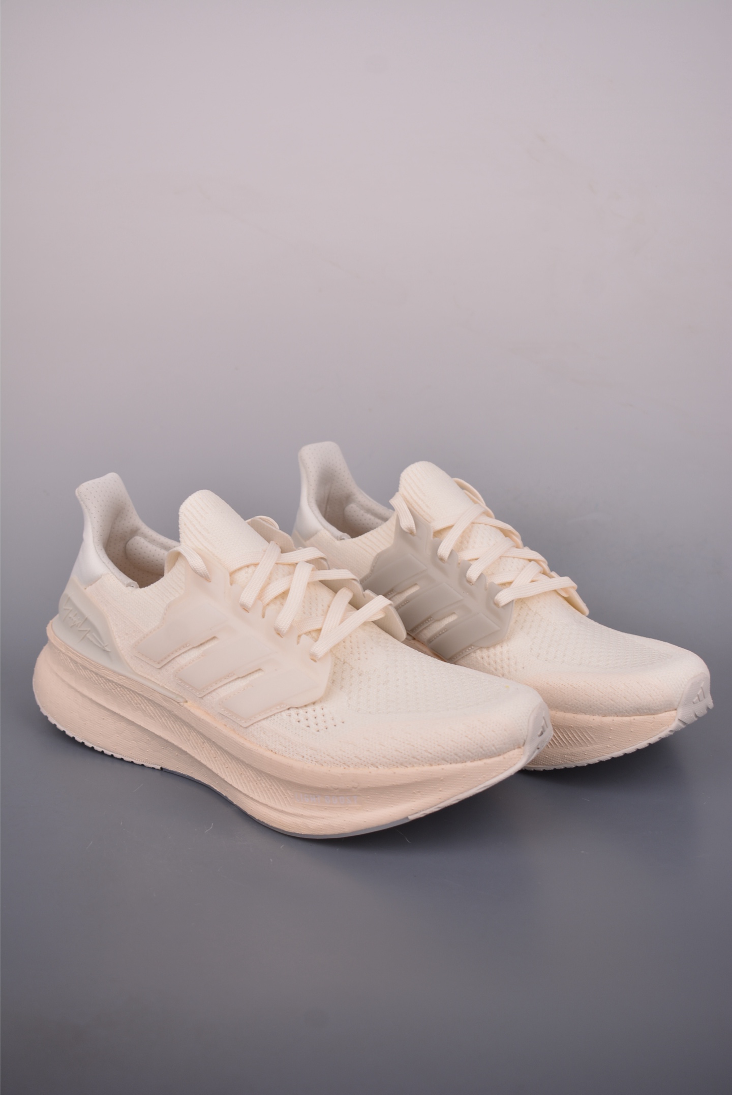 Y-3 ULTRABOOST 5 联名款 缓震运动休闲轻便透气跑步鞋 采用adidas PRIMEKNIT鞋面 裹脚舒适 搭载BOOST技术 为运动添舒适 还搭载Linear Energy Push系统 旨在增加前掌和中足结构感 穿着舒适 官方货号:JR74393137