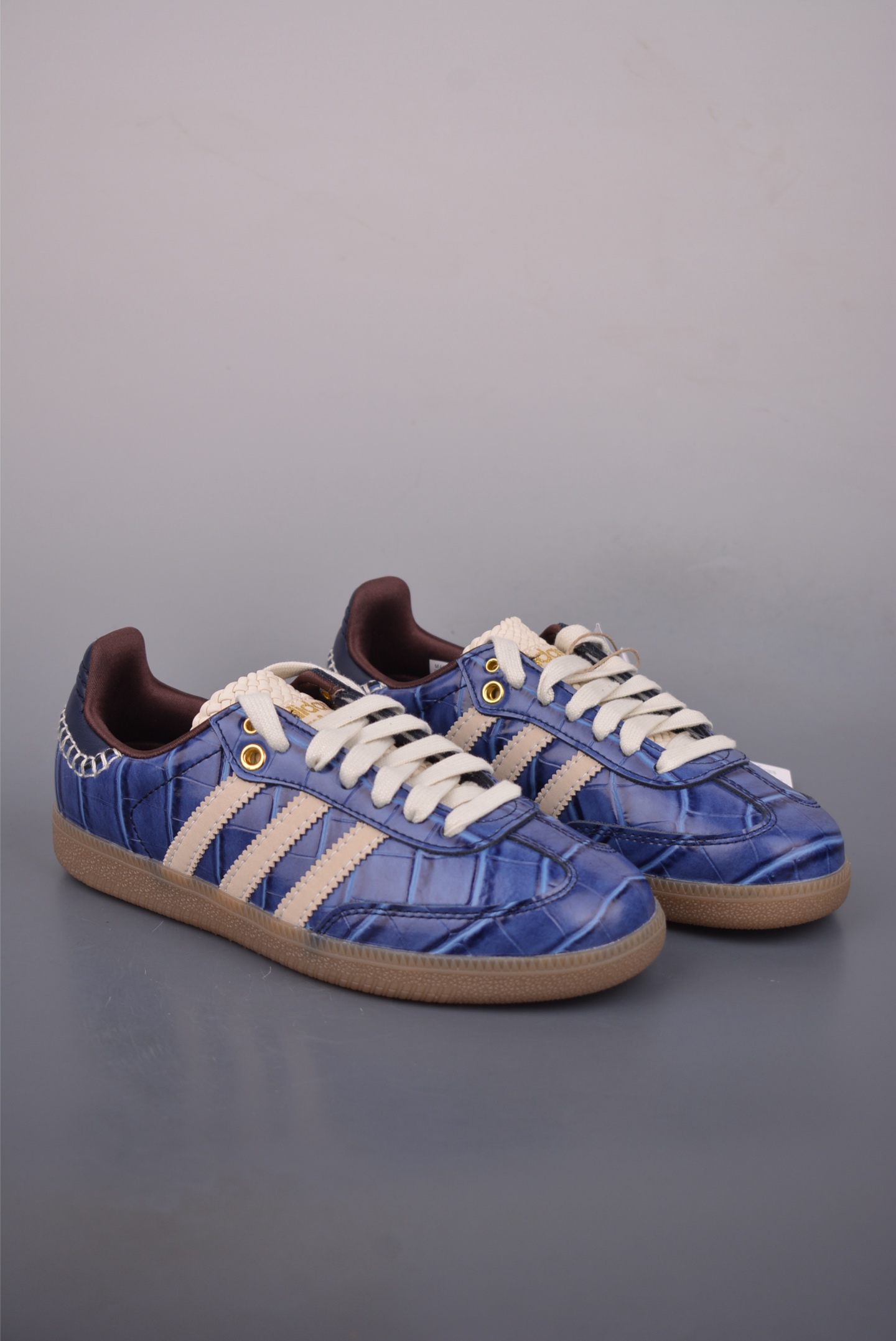 💰180 
Adidas WB Samba 
复古桑巴板鞋 纯原大厂出品 
这款桑巴鞋展示了高质量的工艺 
带有装饰的超锁缝制和无缝的手感 柔软、柔软的皮革造型和标志性的3条纹完成了精致的外观 正规合身鞋带 鞋面上有绒面鞋垫 橡胶鞋底 享受正畸套筒软感 自50年代首次亮相以来就一直在赢得粉丝的青睐 
官方货号: JH98262722
SIZE：35.5 36 36.5 37.5 38 38.5 39 40 40.5 41 42 42.5 43 44 45