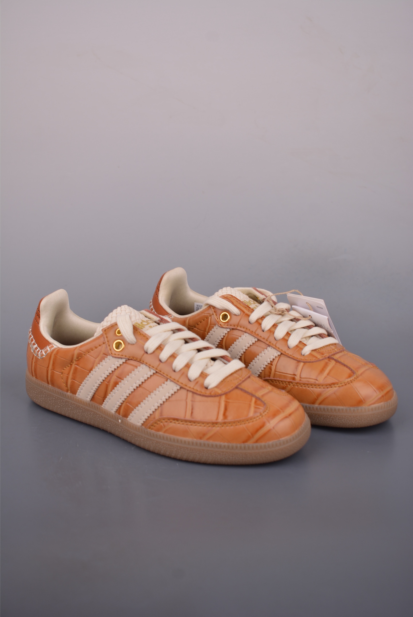 💰180 
Adidas WB Samba 
复古桑巴板鞋 纯原大厂出品 
这款桑巴鞋展示了高质量的工艺 
带有装饰的超锁缝制和无缝的手感 柔软、柔软的皮革造型和标志性的3条纹完成了精致的外观 正规合身鞋带 鞋面上有绒面鞋垫 橡胶鞋底 享受正畸套筒软感 自50年代首次亮相以来就一直在赢得粉丝的青睐 
官方货号: JH98252722
SIZE：35.5 36 36.5 37.5 38 38.5 39 40 40.5 41 42 42.5 43 44 45