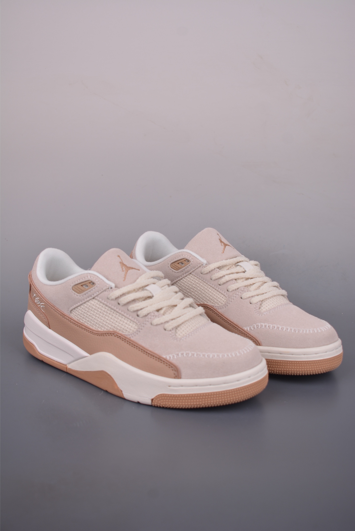 💰170 
Air Jordan Flight Court 
乔丹低帮复古篮球鞋 
设计简约又不失复古韵味
鞋内的鞋垫柔软且有弹性 能够很好地缓冲落地时的冲击力
鞋面的材质贴合脚部 鞋底的纹路设计合理 抓地力很强
官方货号: IB4414 1202229
码数：36 36.5 37.5 38 38.5 39 40 40.5 41 42 42.5 43 44 45 46 47.5