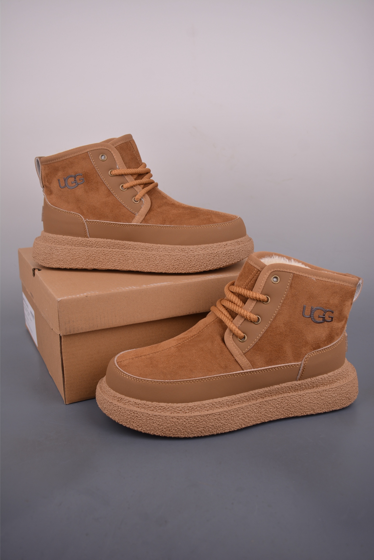 💰160 
【UGG】古驰今年最新款款
香港-专柜同步 全品相 顶级进口材料
极为亲肤舒适 摸上去非常的细腻 
版型上很正 进口牛皮+真皮内里+几何构图案 奢华生动 图案透气不闷热 更为牢固耐穿 
色彩更为鲜艳绚丽 完美体现立体感
官方货号: 241021115
尺码: 35 36 37 38 39 40 41 42 43 44