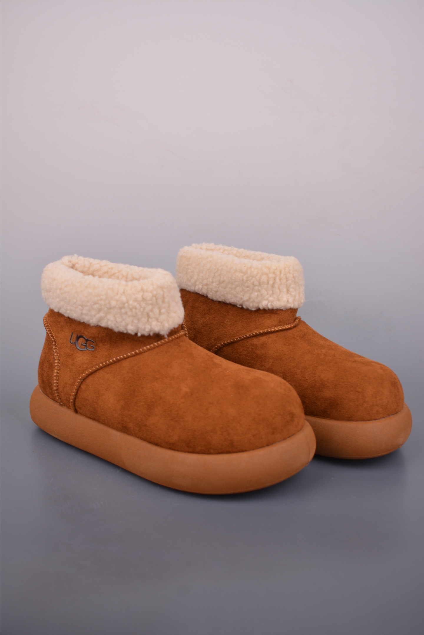 💰160
【UGG】古驰今年最新款款
香港-专柜同步 全品相 顶级进口材料
极为亲肤舒适 摸上去非常的细腻
版型上很正 进口牛皮+真皮内里+几何构图案 奢华生动 图案透气不闷热 更为牢固耐穿
色彩更为鲜艳绚丽 完美体现立体感
官方货号: 241021115
尺码: 35 36 37 38 39 40 41 42 43 44