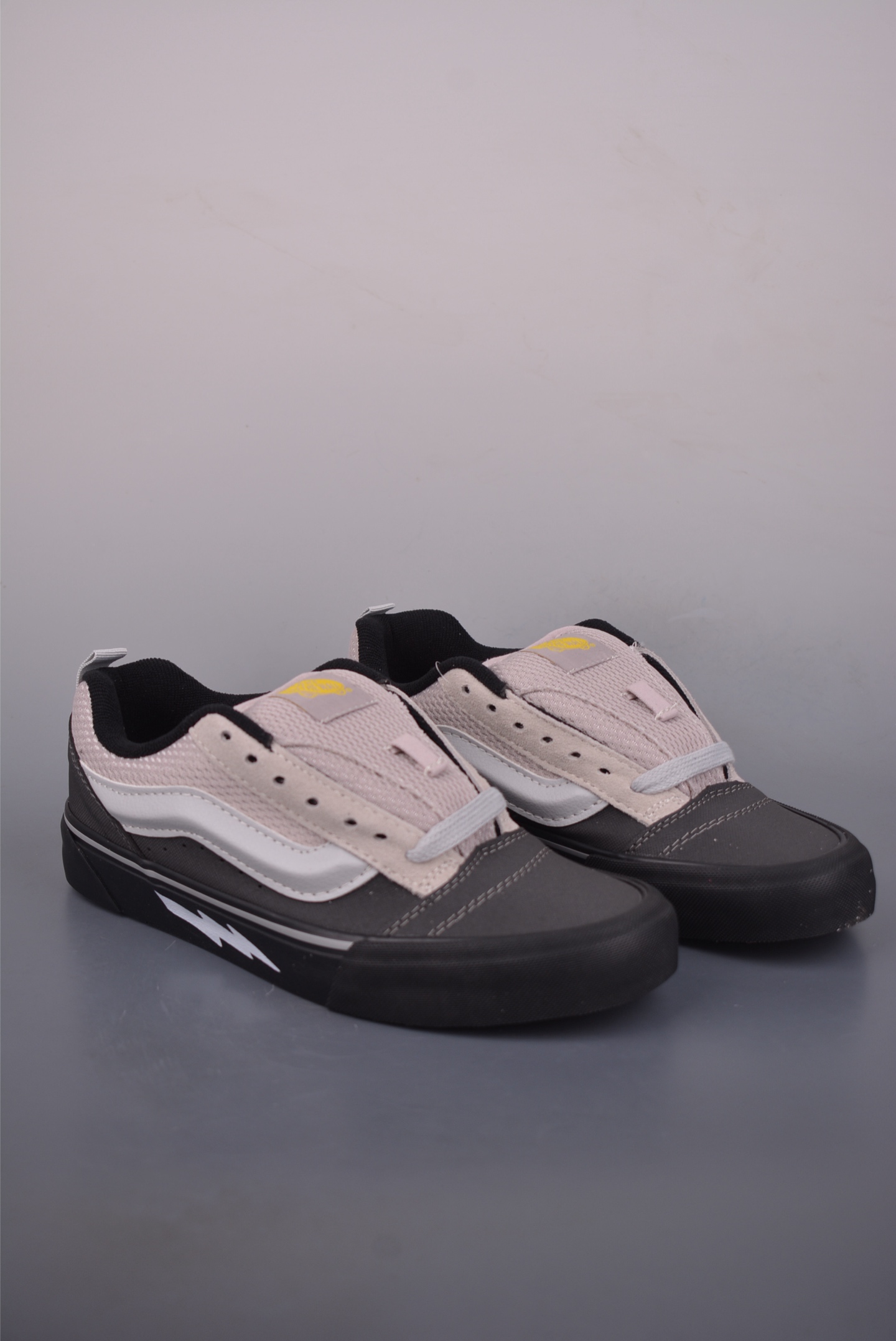 Vans Knu Skool 黑灰闪电面包鞋
经典黑灰主色 肥胖版大Logo
鞋底侧边搭配闪电标志⚡️复古酷炫
尺码:35 36 36.5 37 38 38.5 39 40 40.5 41 42 42.5 43 44
工艺:硫化1:1(重量1:1、真标、原钢印、材质标、鞋型标、合格证)