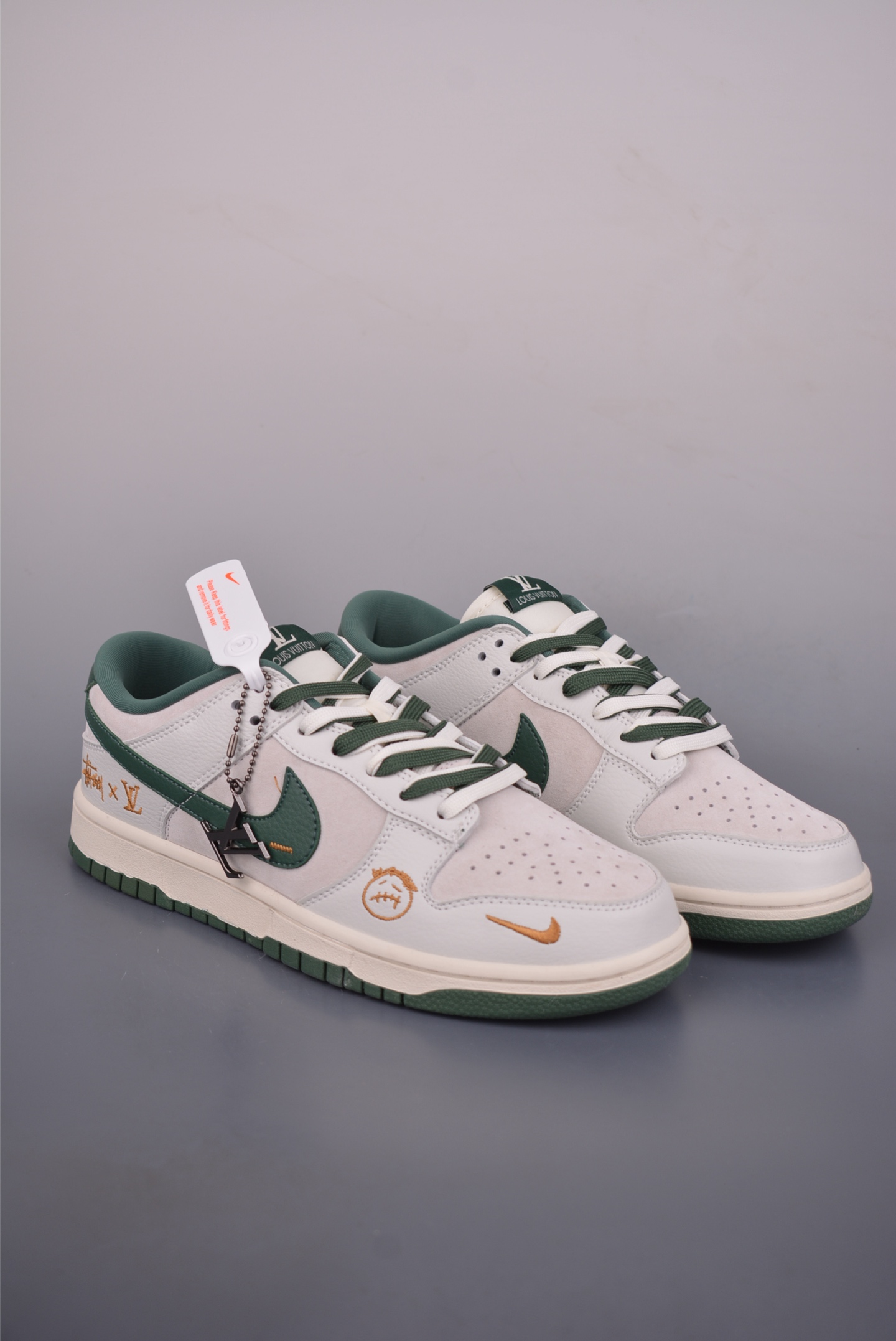 💰280 
Nike SB Dunk Low LV联名
纯原大厂出品 极力推荐 
原装头层材料 独家版型蒸餾加工
帶來的是更好的视觉和脚感体验
大厂纯原品质出货 清洁度 
电绣工艺 皮料切割干净无任何毛边 细节完美
官方货号: SG6688 0042226
尺码：36 36.5 37.5 38 38.5 39 40 40.5 41 42 42.5 43 44 44.5 45