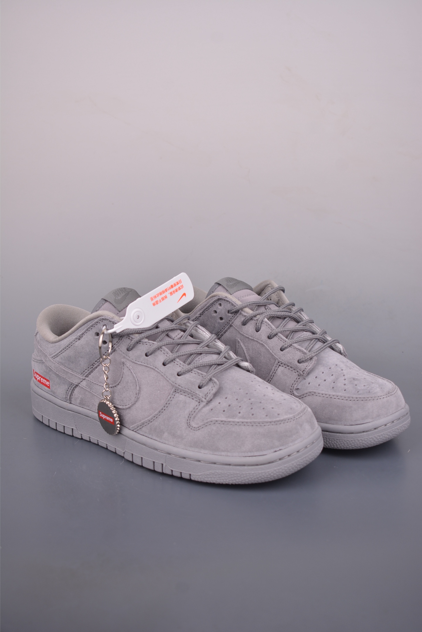 💰280 
Nike SB Dunk Low Supreme联名
纯原大厂出品 极力推荐 
原装头层材料 独家版型蒸餾加工
帶來的是更好的视觉和脚感体验
大厂纯原品质出货 清洁度 
电绣工艺 皮料切割干净无任何毛边 细节完美
官方货号: DD1988 0032226
尺码：36 36.5 37.5 38 38.5 39 40 40.5 41 42 42.5 43 44 44.5 45