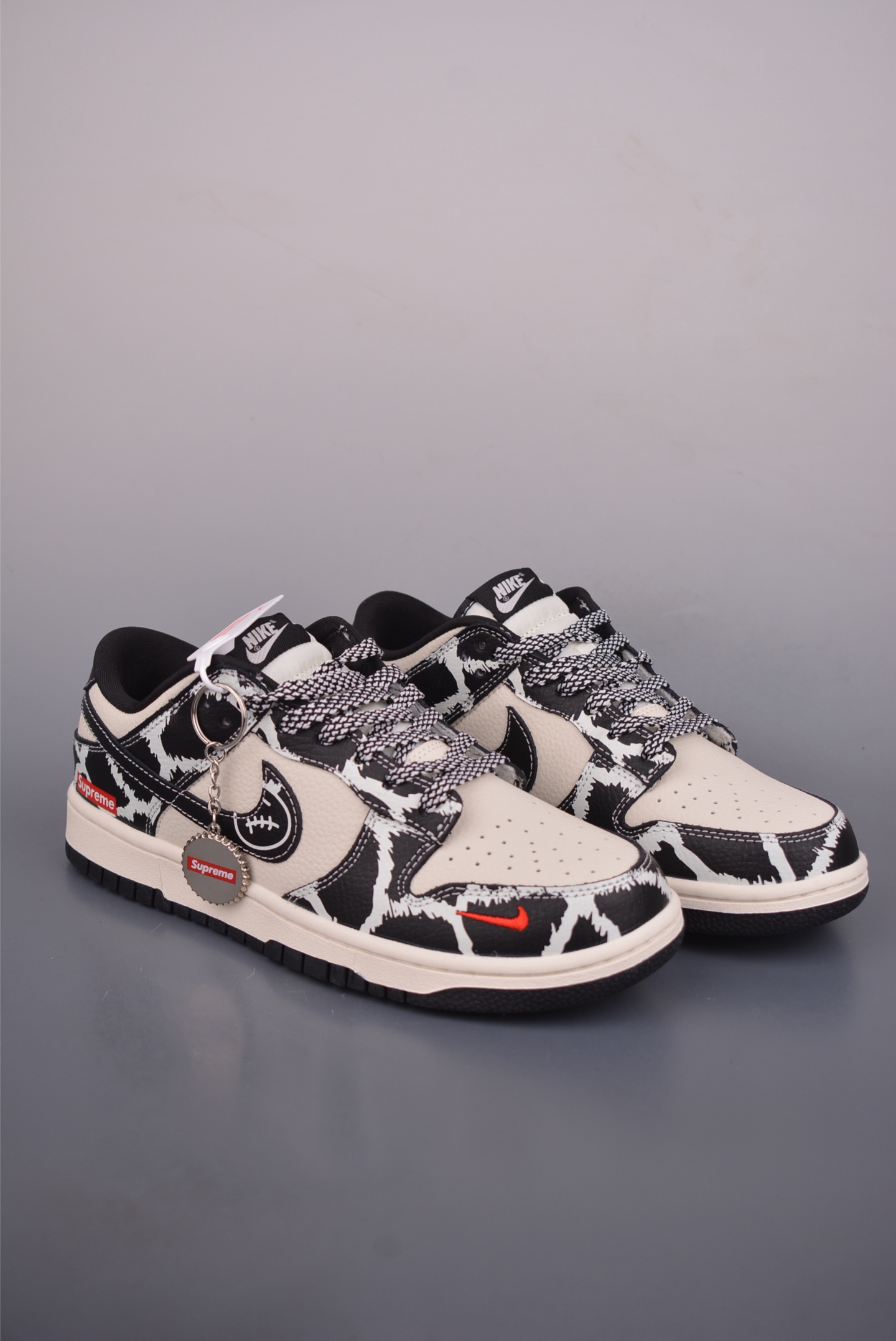 💰280 
Nike SB Dunk Low Supreme联名
纯原大厂出品 极力推荐 
原装头层材料 独家版型蒸餾加工
帶來的是更好的视觉和脚感体验
大厂纯原品质出货 清洁度 
电绣工艺 皮料切割干净无任何毛边 细节完美
官方货号: SJ8888 0052226
尺码：36 36.5 37.5 38 38.5 39 40 40.5 41 42 42.5 43 44 44.5 45