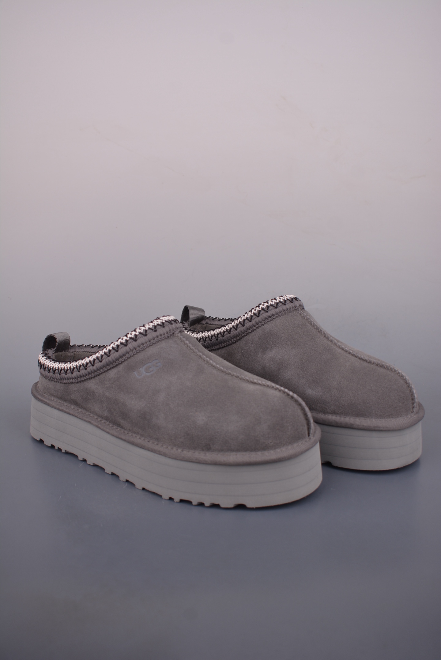 💰200
UGG 塔茨系列加厚款 穆勒风包头5CM半拖鞋
羊皮毛一体高品质雪地靴 顶级版本
保暖锁热 采用TPU模压定型翻毛皮鞋面材质
内嵌人造卷曲羊毛毛绒里衬和选用10毫米UGGPURE™ 植入式羊毛里衬与可拆卸的UGGPURE™ 植入式羊毛鞋垫 轻便防滑舒适橡胶外底 带有品牌LOGO商标 带全套包装
官方货号: 11225532722
尺码: 35 36 37 38 39 40 建议选大一码