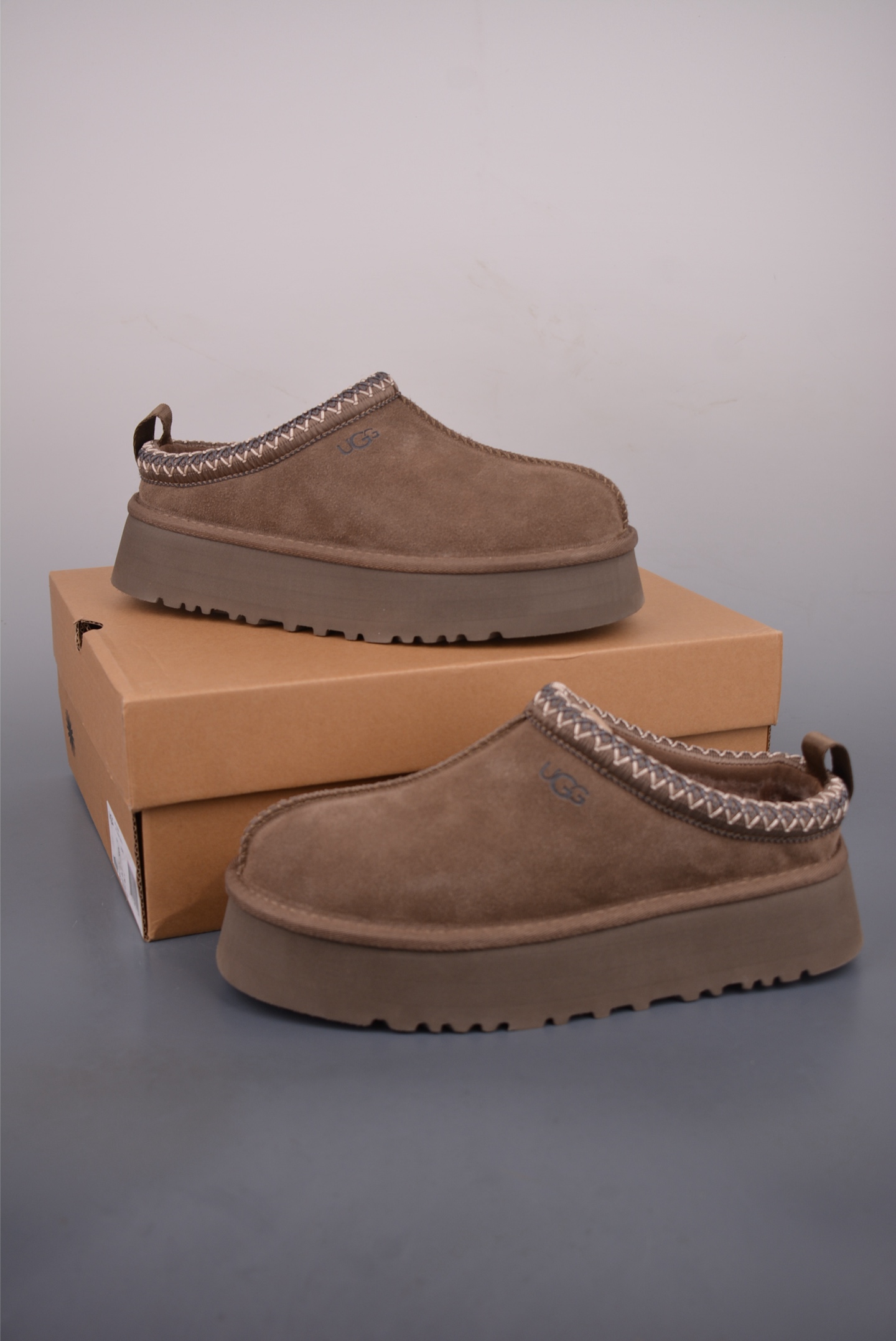 💰200
UGG 塔茨系列加厚款 穆勒风包头5CM半拖鞋
羊皮毛一体高品质雪地靴 顶级版本
保暖锁热 采用TPU模压定型翻毛皮鞋面材质
内嵌人造卷曲羊毛毛绒里衬和选用10毫米UGGPURE™ 植入式羊毛里衬与可拆卸的UGGPURE™ 植入式羊毛鞋垫 轻便防滑舒适橡胶外底 带有品牌LOGO商标 带全套包装
官方货号: 11225532722
尺码: 35 36 37 38 39 40 建议选大一码