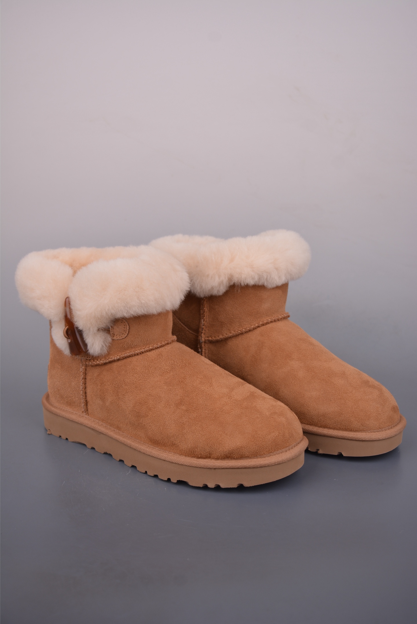 💰220
UGG Classic Short II 冬季女士雪地靴
厚底款 外贸平台专供版本
组合厚底 轻便防滑 真羊皮毛一体
鞋面设计 采用优质翻毛皮
易于打理 舒适与时髦一并拿捏
鞋内里材质 采用羊毛一体
保暖锁热 伴你茸暖过冬
鞋底设计 轻质缓震 舒适出街
官方货号: 11188162722
尺码:35 36 37 38 39 40