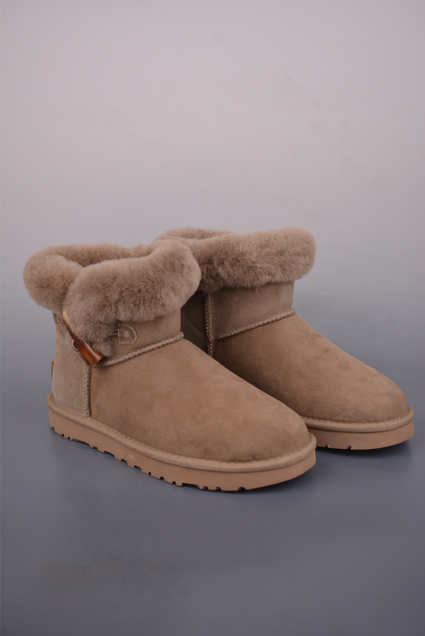 💰220
UGG Classic Short II 冬季女士雪地靴
厚底款 外贸平台专供版本
组合厚底 轻便防滑 真羊皮毛一体
鞋面设计 采用优质翻毛皮
易于打理 舒适与时髦一并拿捏
鞋内里材质 采用羊毛一体
保暖锁热 伴你茸暖过冬
鞋底设计 轻质缓震 舒适出街
官方货号: 11188162722
尺码:35 36 37 38 39 40