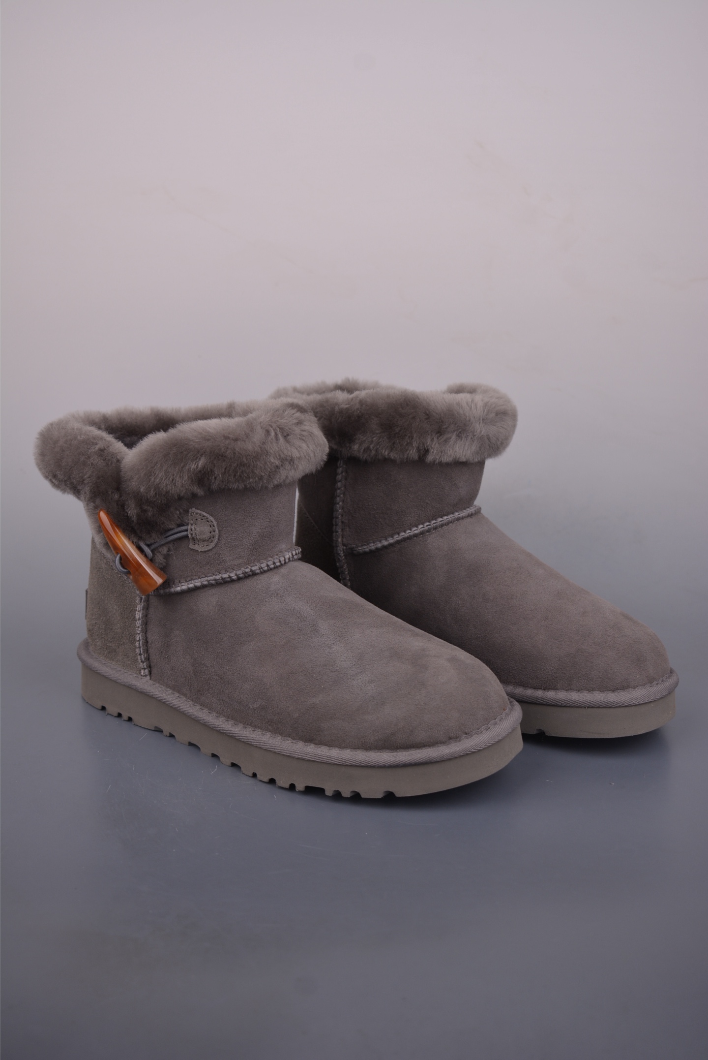 💰220
UGG Classic Short II 冬季女士雪地靴
厚底款 外贸平台专供版本
组合厚底 轻便防滑 真羊皮毛一体
鞋面设计 采用优质翻毛皮
易于打理 舒适与时髦一并拿捏
鞋内里材质 采用羊毛一体
保暖锁热 伴你茸暖过冬
鞋底设计 轻质缓震 舒适出街
官方货号: 11188162722
尺码:35 36 37 38 39 40