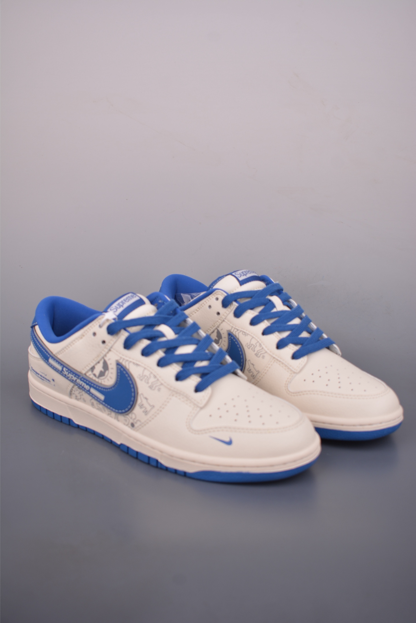 终端放店 Nike SB Dunk Low Supreme联名 纯原大厂出品 极力推荐👏 原装头层材料 独家版型蒸餾加工 帶來的是更好的视觉和脚感体验 大厂纯原品质出货 清洁度 电绣工艺 皮料切割干净无任何毛边 细节完美 官方货号: XD1588 2372722