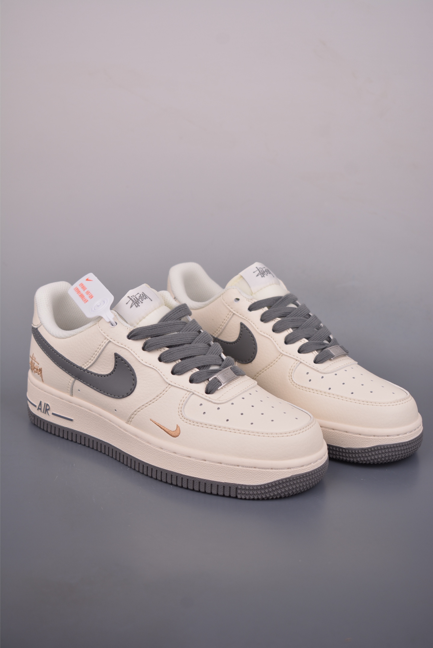 💰260
Air Force 1 Low 斯图西联名
原楦头原纸板 打造纯正空军版型
专注外贸渠道 全掌内置蜂窝气垫
原盒配件 原厂中底钢印、拉帮完美
官方货号: XX3168 2232226
Size: 36 36.5 37.5 38 38.5 39 40 40.5 41 42 42.5 43 44 45