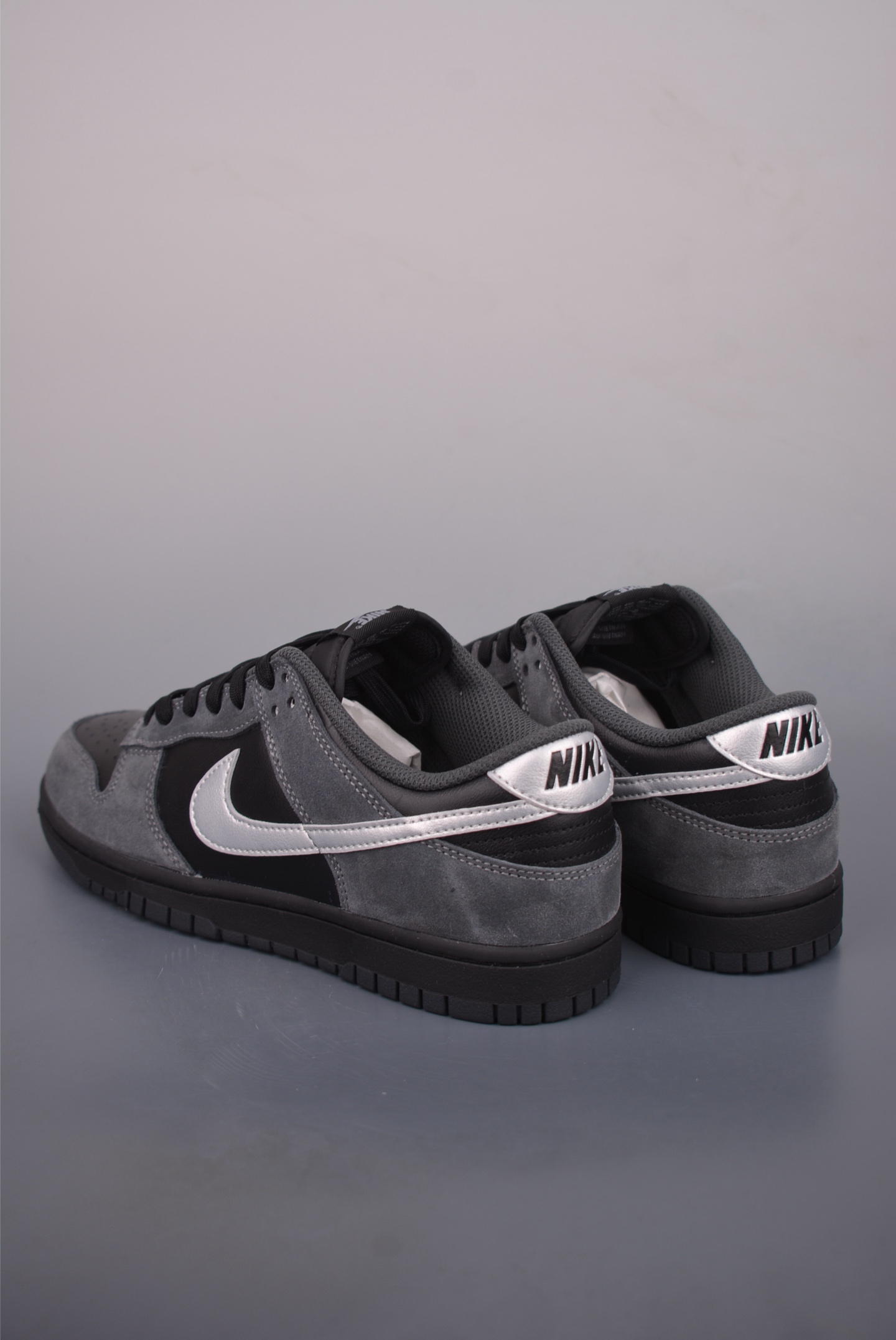 180 Nike SB Dunk Low II7636-001