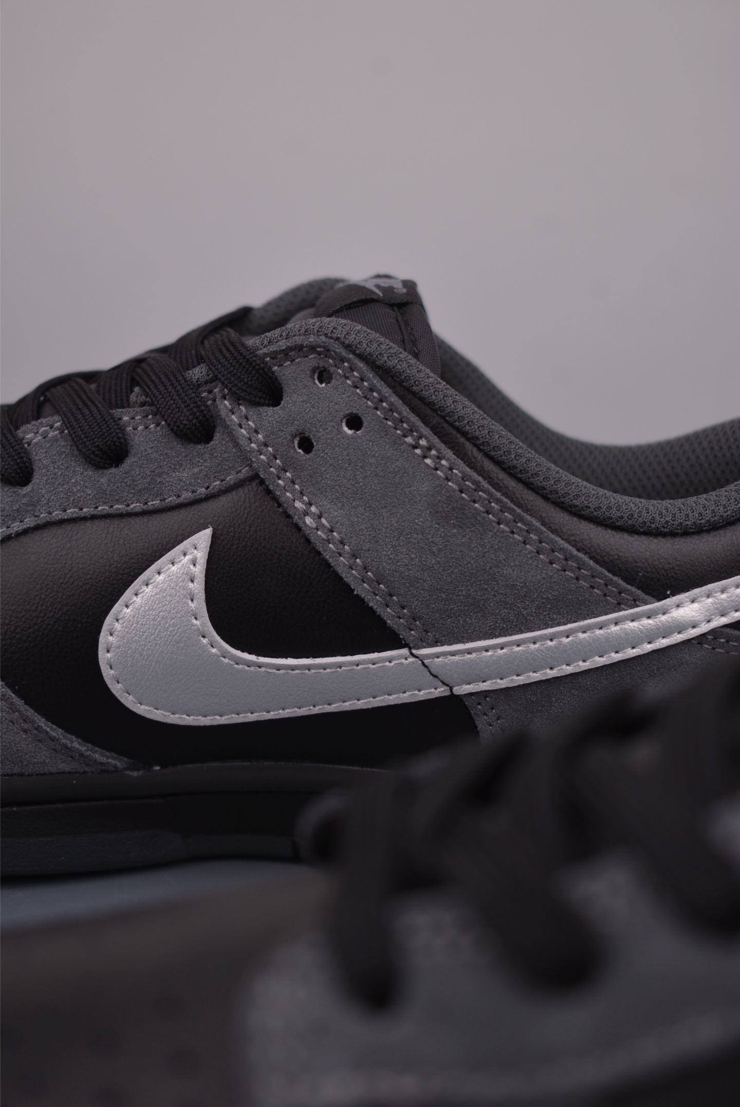 180 Nike SB Dunk Low II7636-001