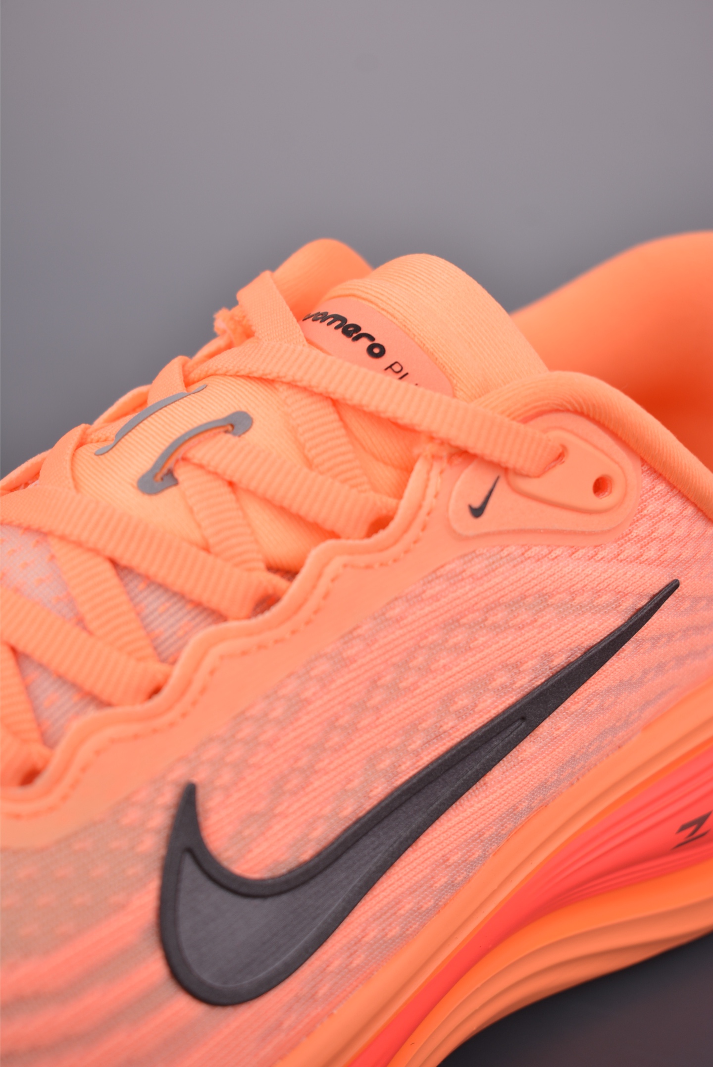 180 Nike Air Zoom Vomero PLUS 全新科技提前原鞋开发 运动跑鞋 HV8150-801