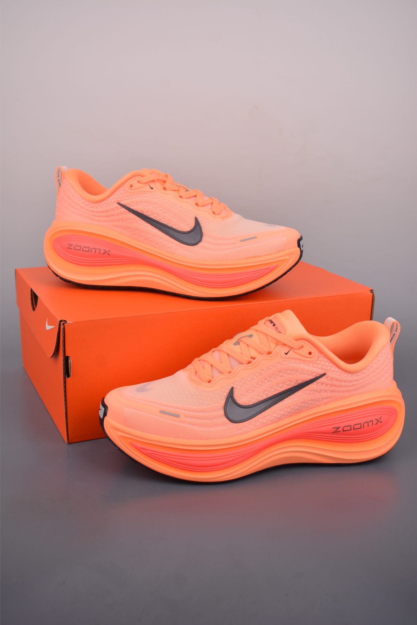 180 Nike Air Zoom Vomero PLUS 全新科技提前原鞋开发 运动跑鞋 HV8150-801